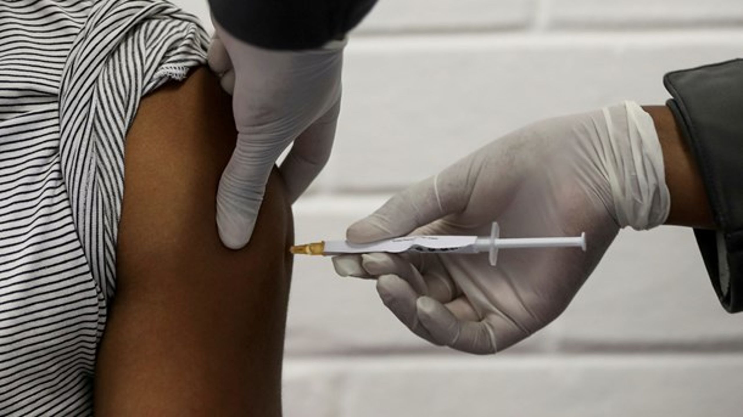 Et halvt år inde i pandemien er de myndigheder, der skal godkende og anbefale en corona-vaccine underlagt et historisk stort pres, skriver Doris Stenver.