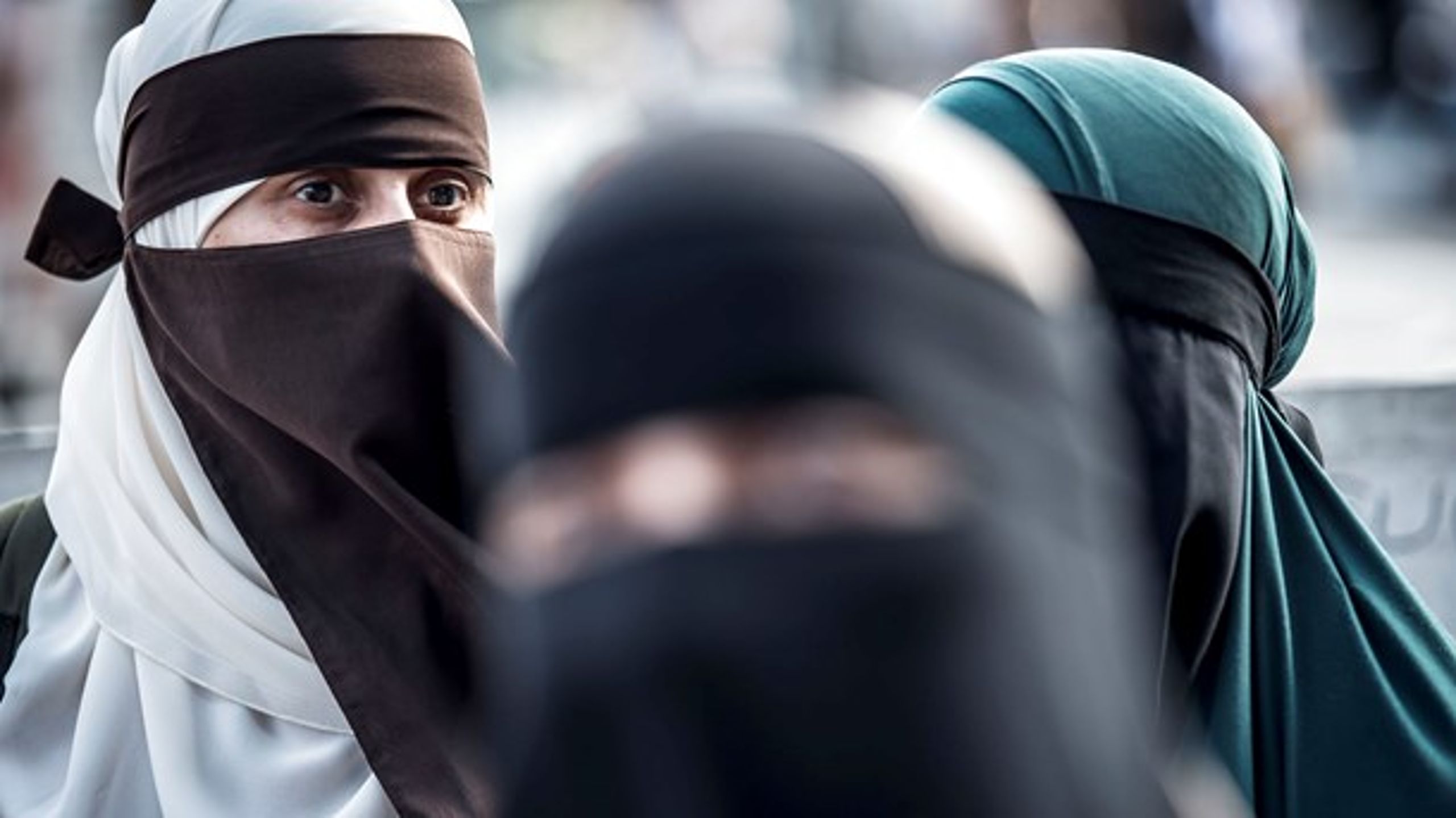 Det land, der i 2005 krævede, at minoriteter måtte tåle religionskritik i avisspalter, har i dag forbudt en lille sekt at bære burka, fordi det virker stødende og fornærmende på hovedkulturen. Et rent værdipolitisk selvmål, skriver Anne Sofie Allarp.