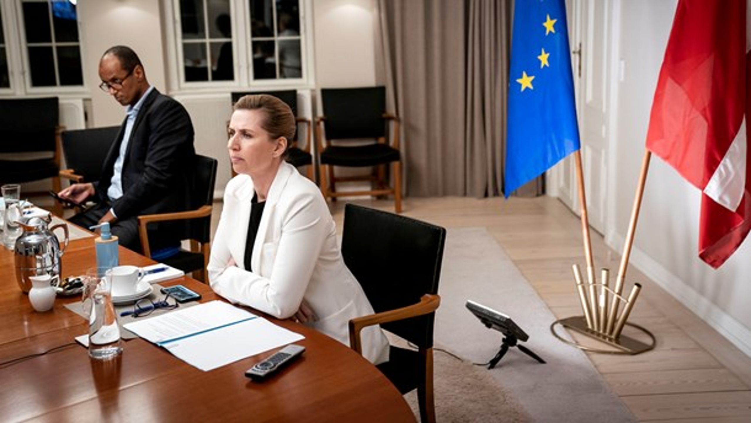 Mette Frederiksen under EU's videotopmøde om corona torsdag. Sammen med hende ses statsministerens udenrigsrådgiver, departementsråd Jean Ellermann-Kingombe.&nbsp;