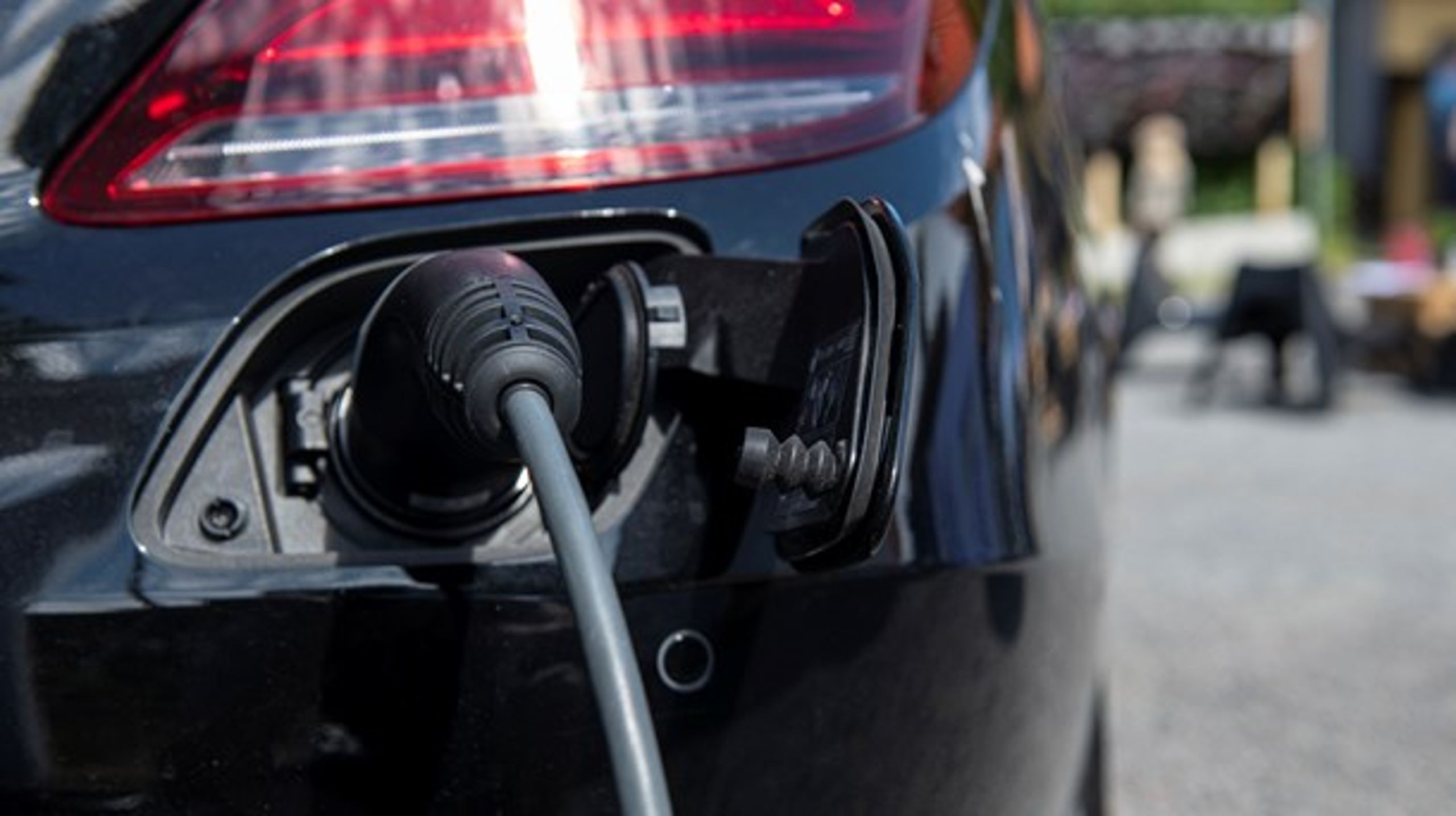 Benzinbiler, der udleder 44 procent mere CO2 end den elektrificerede hybridbil i samme størrelse, vil stige 3.100 kroner i pris over 15 år, mens hybridbilen vil stige hele 34.100 kroner, skriver Anders Tystrup.