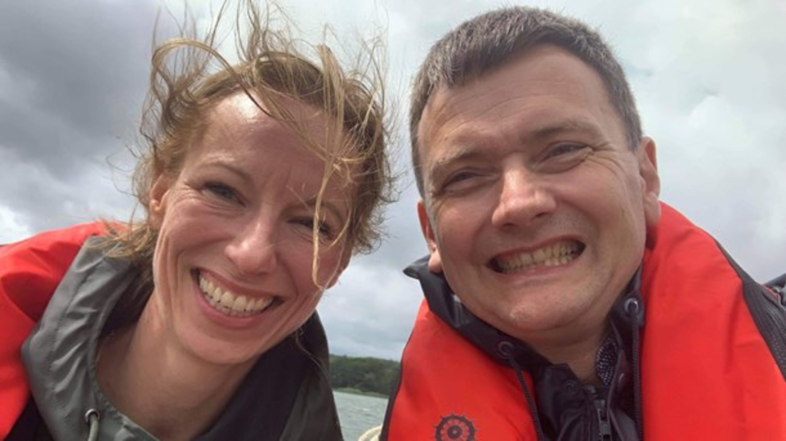 Sammen med vicedirektørkollegaen Lars Møller Christiansen er Isabelle Navarro Vinten på besøg ved Fussingø ved Randers. "Vi var ombord i en båd, hvor vi lige har været i gang med at måle sigtbarhed i søen. Det ser ud som om, at vi synes, det gik ret godt.."