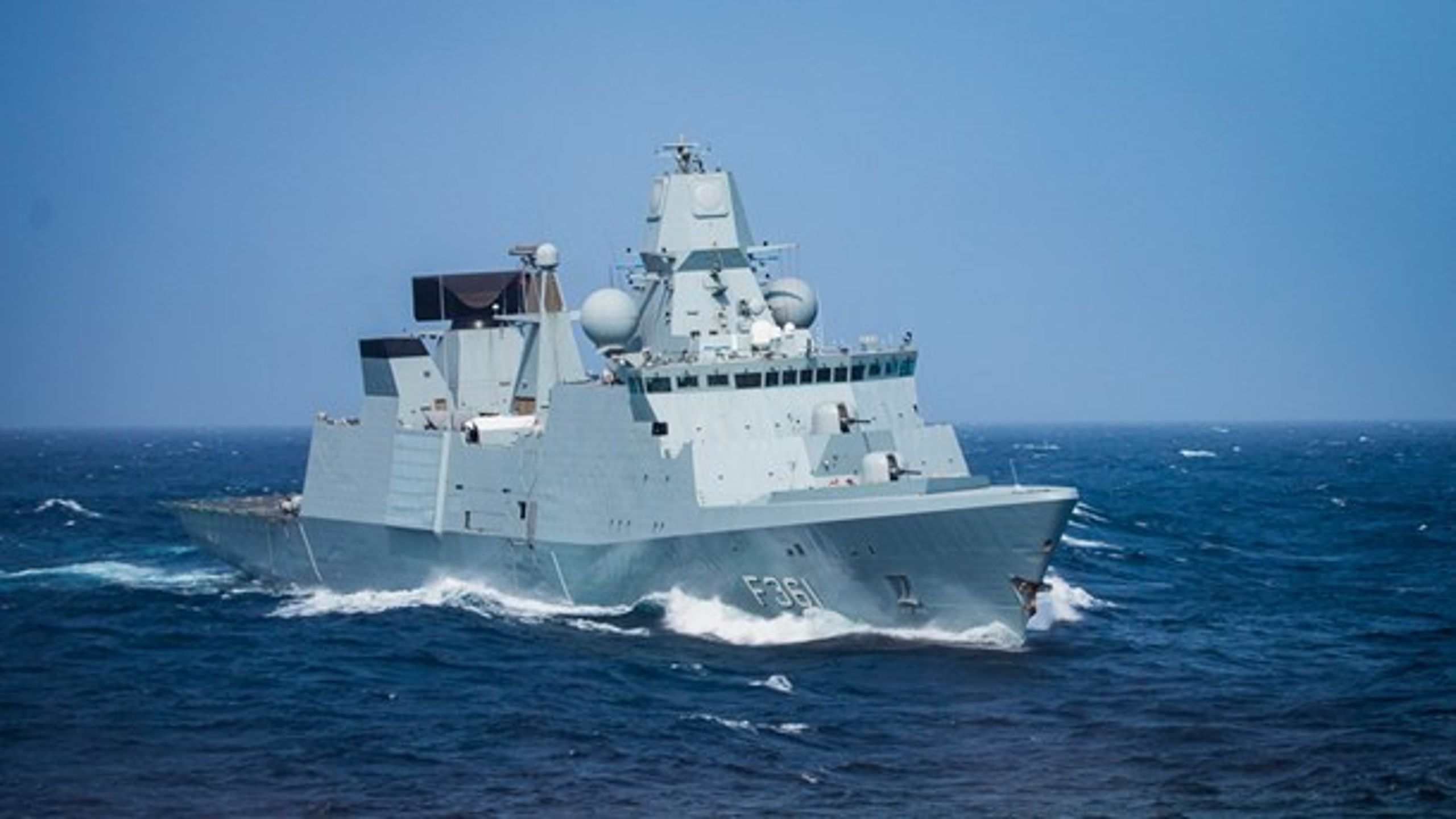 Fregatten Iver Huitfeldt under sejlads til Hormuzstrædet i august 2020.