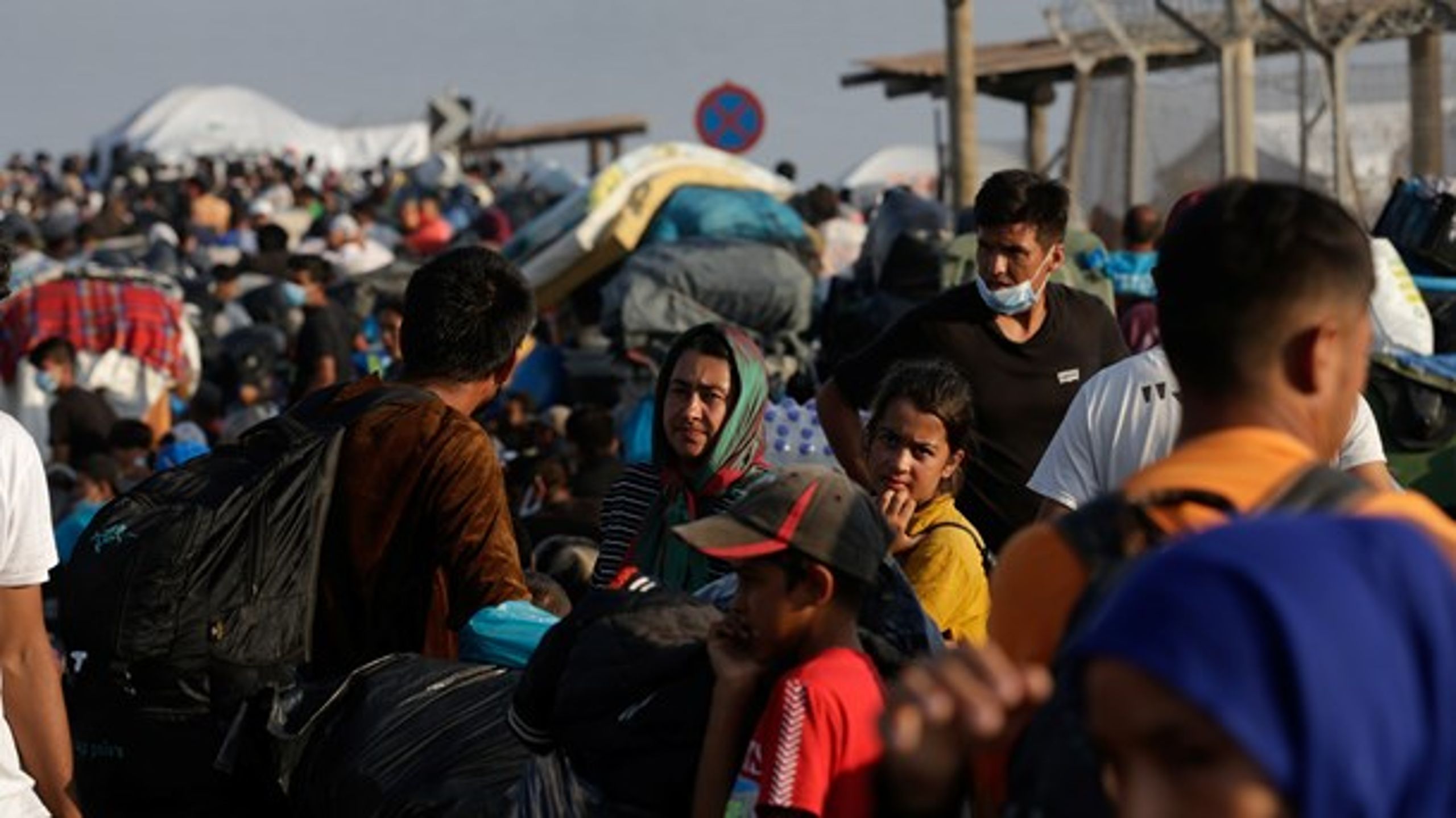 Flygtninge og migranter fra den ødelagte Moria-lejr i kø til at komme ind i den nye midlertidige lejr.
