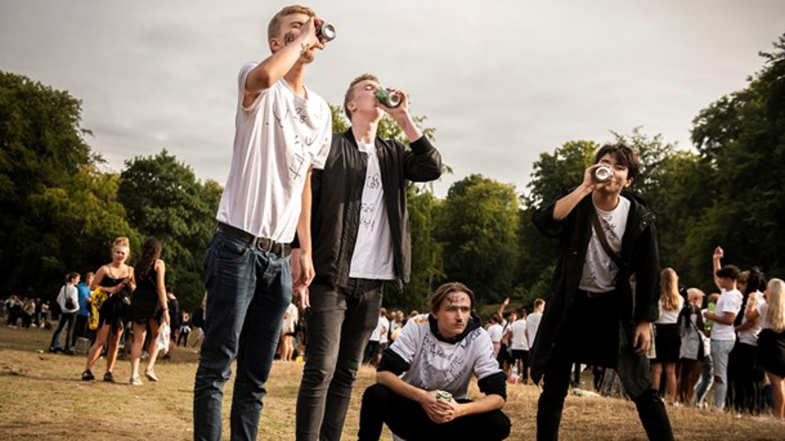 Sundhedsstyrelsen varsler et opgør med danske unges drukkultur, og eksperter anbefaler at sætte aldersgrænsen for køb af alkohol op fra 16 til 18 år. Hvad mener unge om det? (Arkivfoto fra "puttefest" i Dyrehaven i 2018).