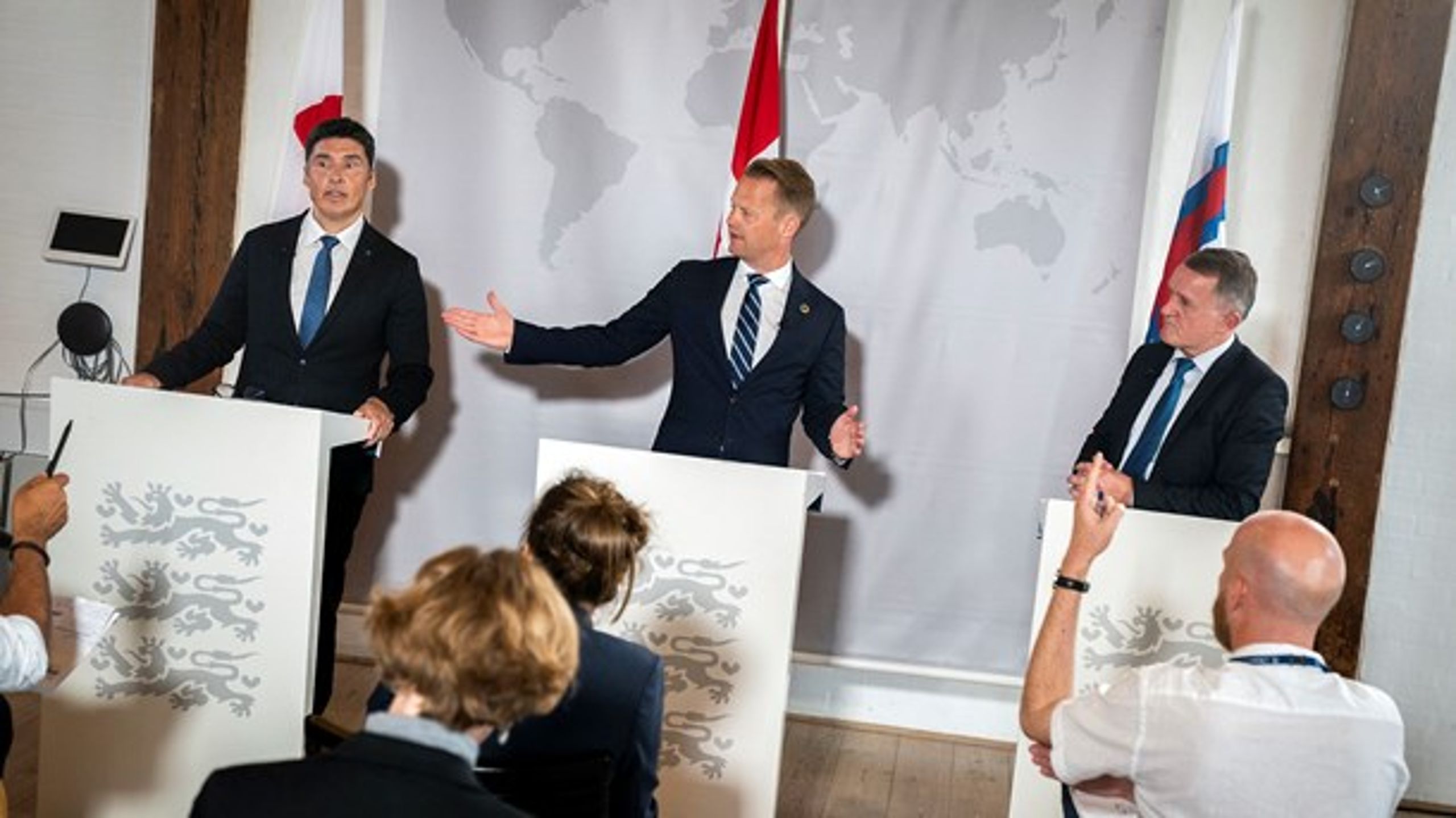 Grønlands landsstyremedlem for udenrigsanliggender, Steen Lynge (t.v.), Danmarks udenrigsminister Jeppe Kofod (i midten) og Færøernes udenrigsansvarlige Jenis av Rana ved et fælles pressemøde i juli 2020.