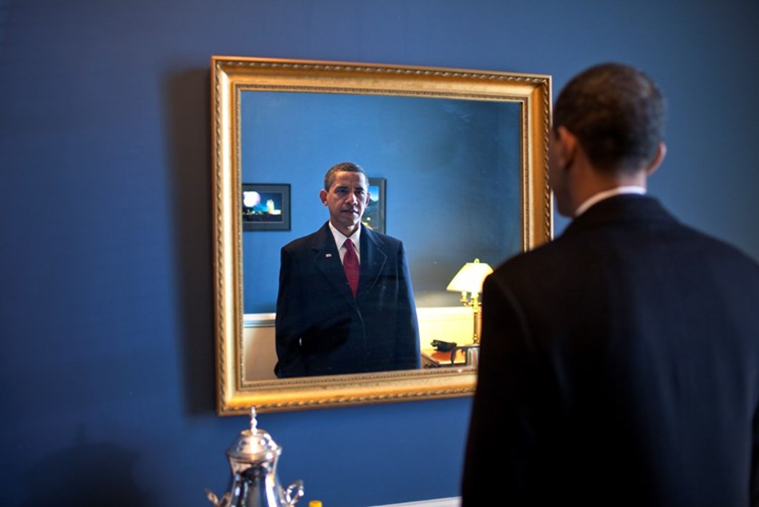 Kort inden han blev svoret ind som præsident i 2009, bad Barack Obama en stille bøn. Billedet er taget umiddelbart inden, han blev indsat.