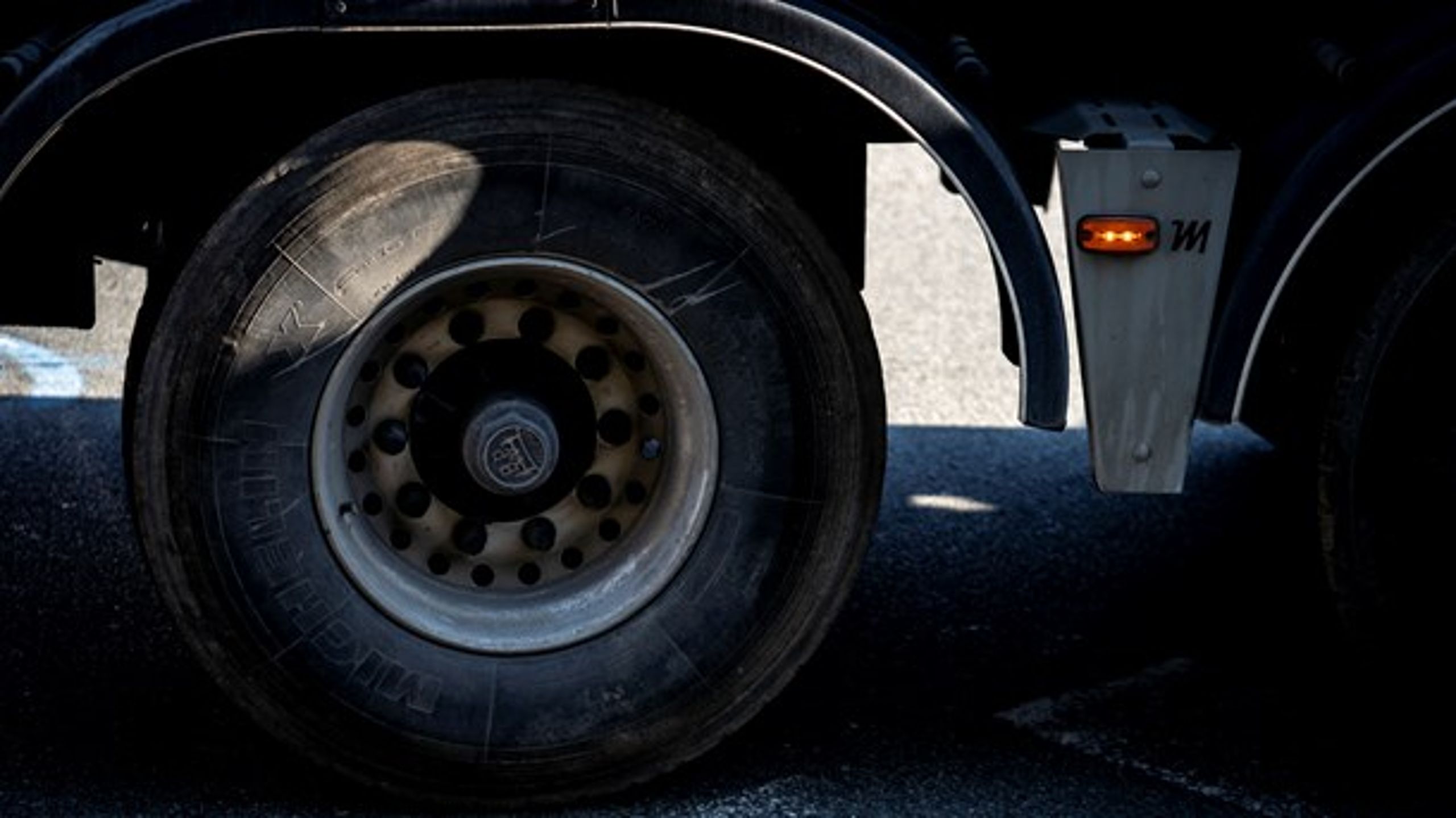 Myndighederne skal kunne klampe hjulene på en lastbil, hvis chaufføren ikke vil betale parkeringsbøden med det samme, skriver Erik Østergaard.