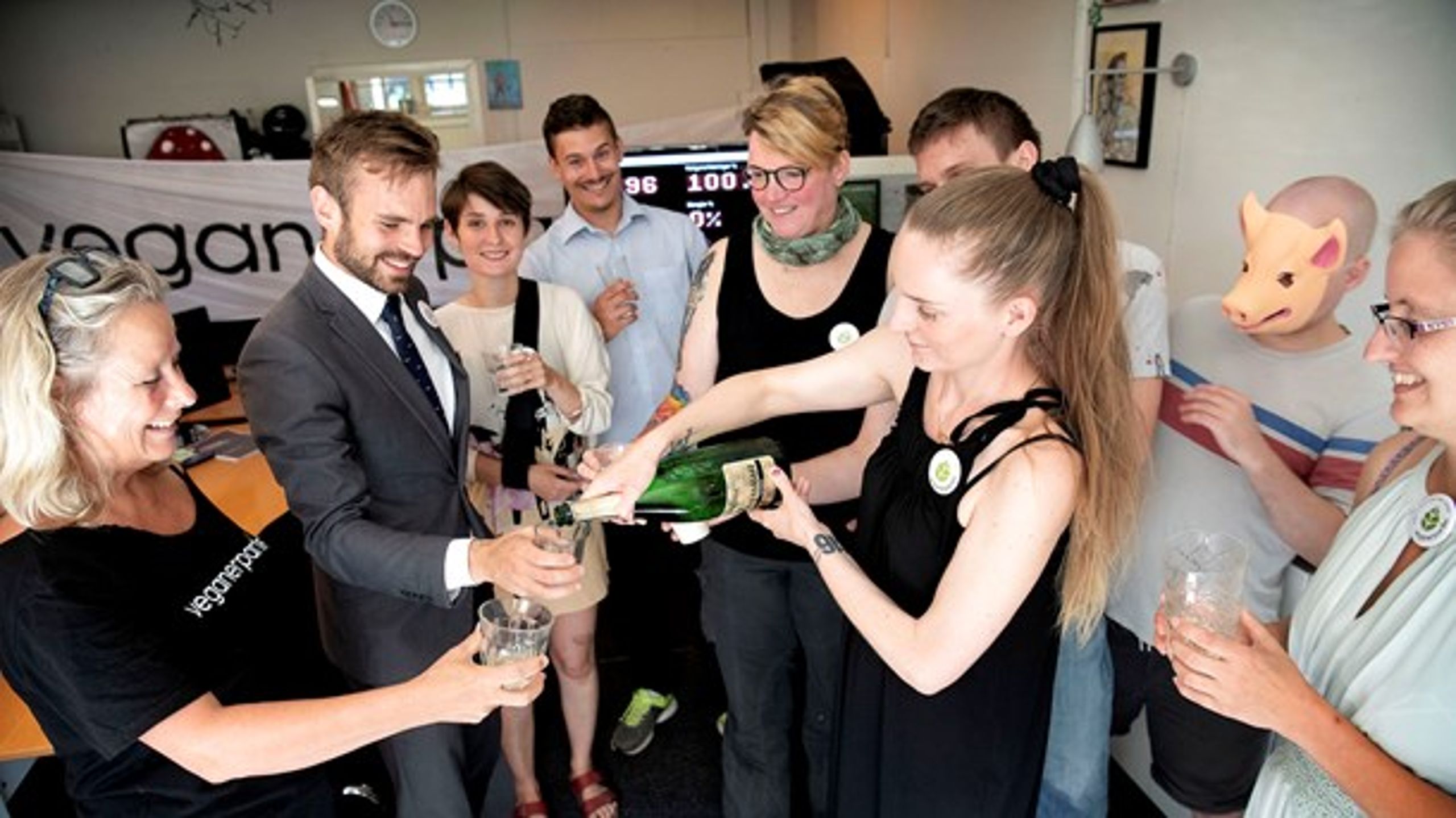 Tidligere på året kunne Veganerpartiet fejre at være blevet opstillingsberettigede til Folketinget. Lisel Vad Olsson, partiets daværende næstforperson, skænker champagne.