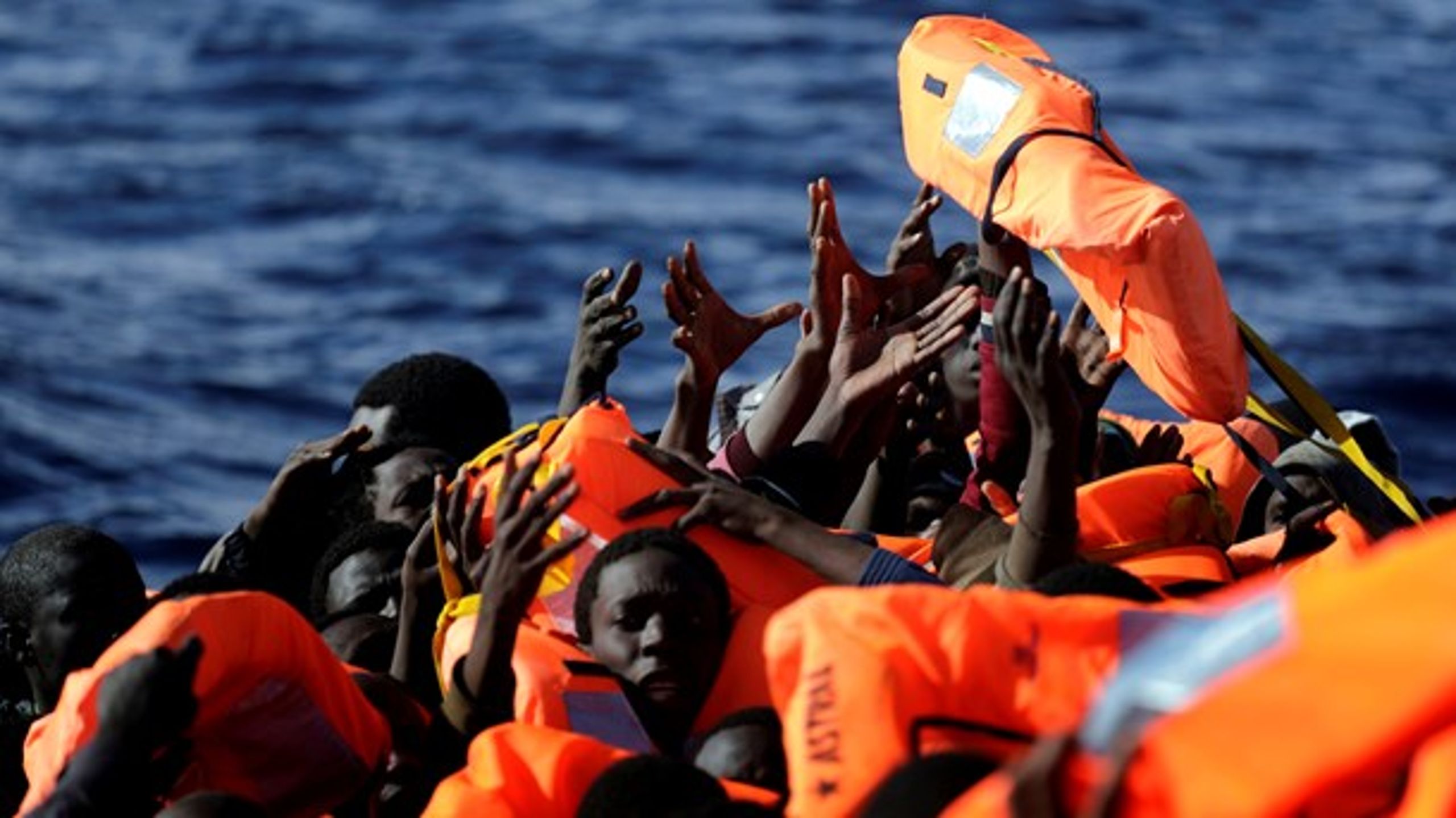 I EU-Kommissionens forslag til en asylpagt åbnes der for et forsøg på at få flygtninge væk fra farlige rejser over Middelhavet og ud på lovlige adgangsveje til Europa, skriver Nikolas Feith Tan.