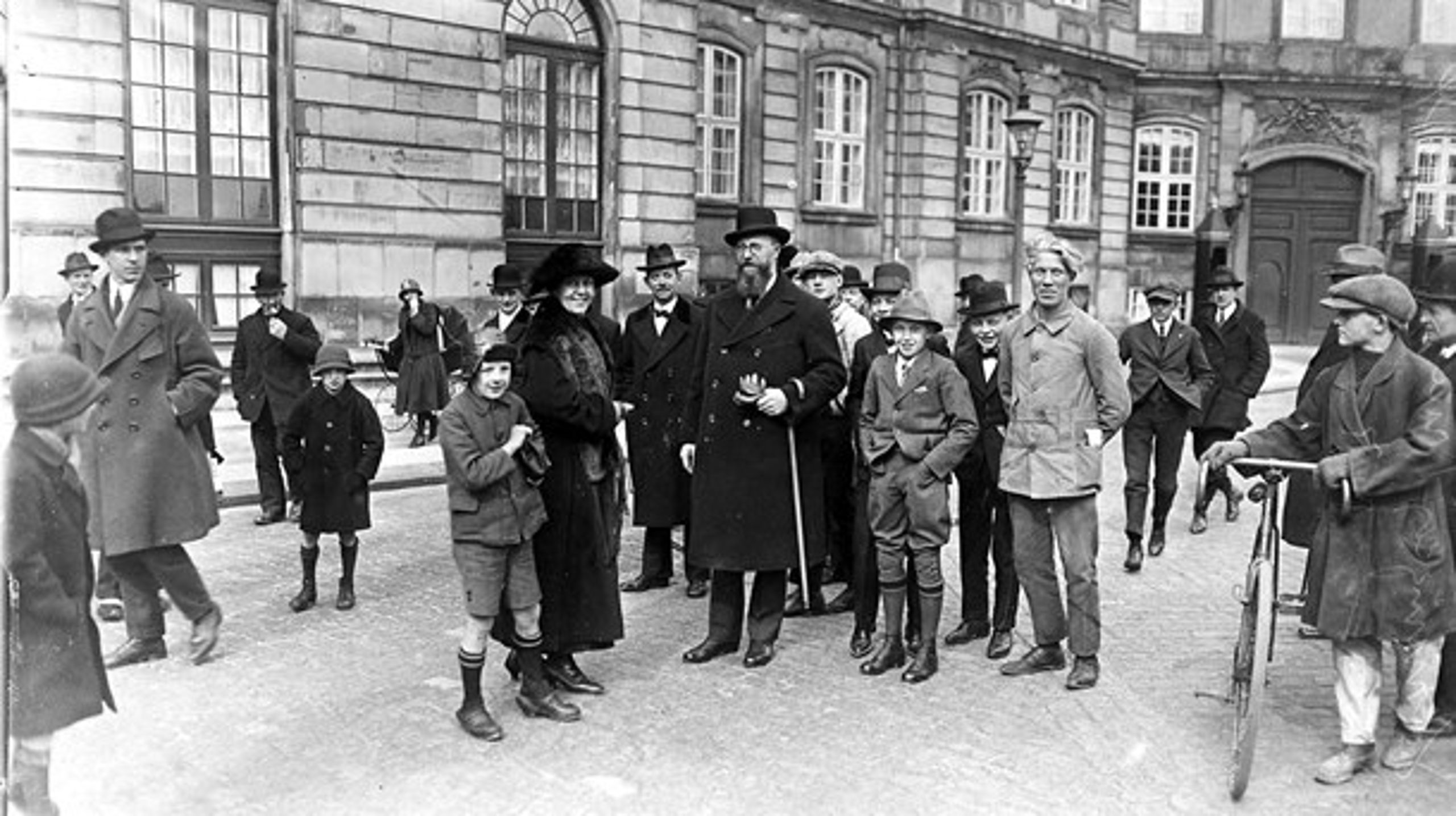 Socialdemokraten Thorvald Stauning var med til at udbygge Statsministeriet i 1930'erne. Her ses han&nbsp;fotograferet på Amalieborg Slotsplads i 1924 på vej til kongen for at danne regering.