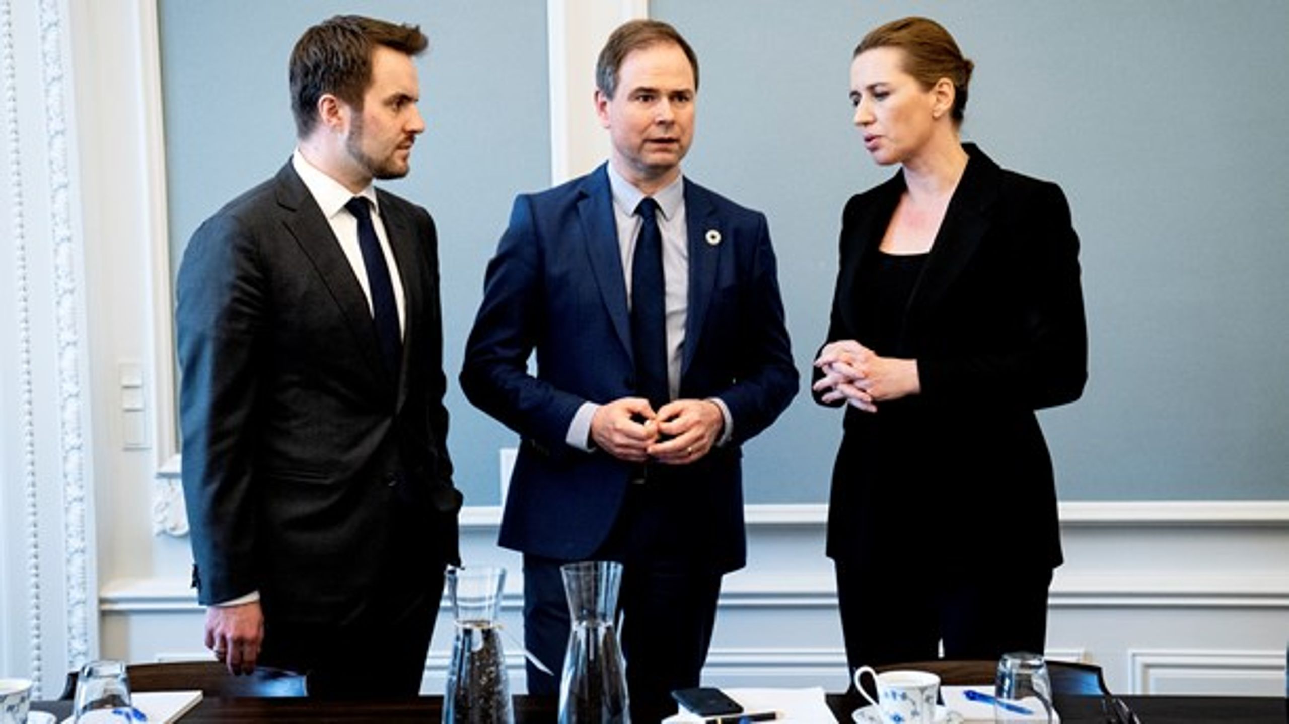 Finansminister Nicolai Wammen (S) har indtil flere forhandlinger på programmet i december, mens erhvervsminister Simon Kollerup (S) forhandler om kompensation til danske minkavlere.