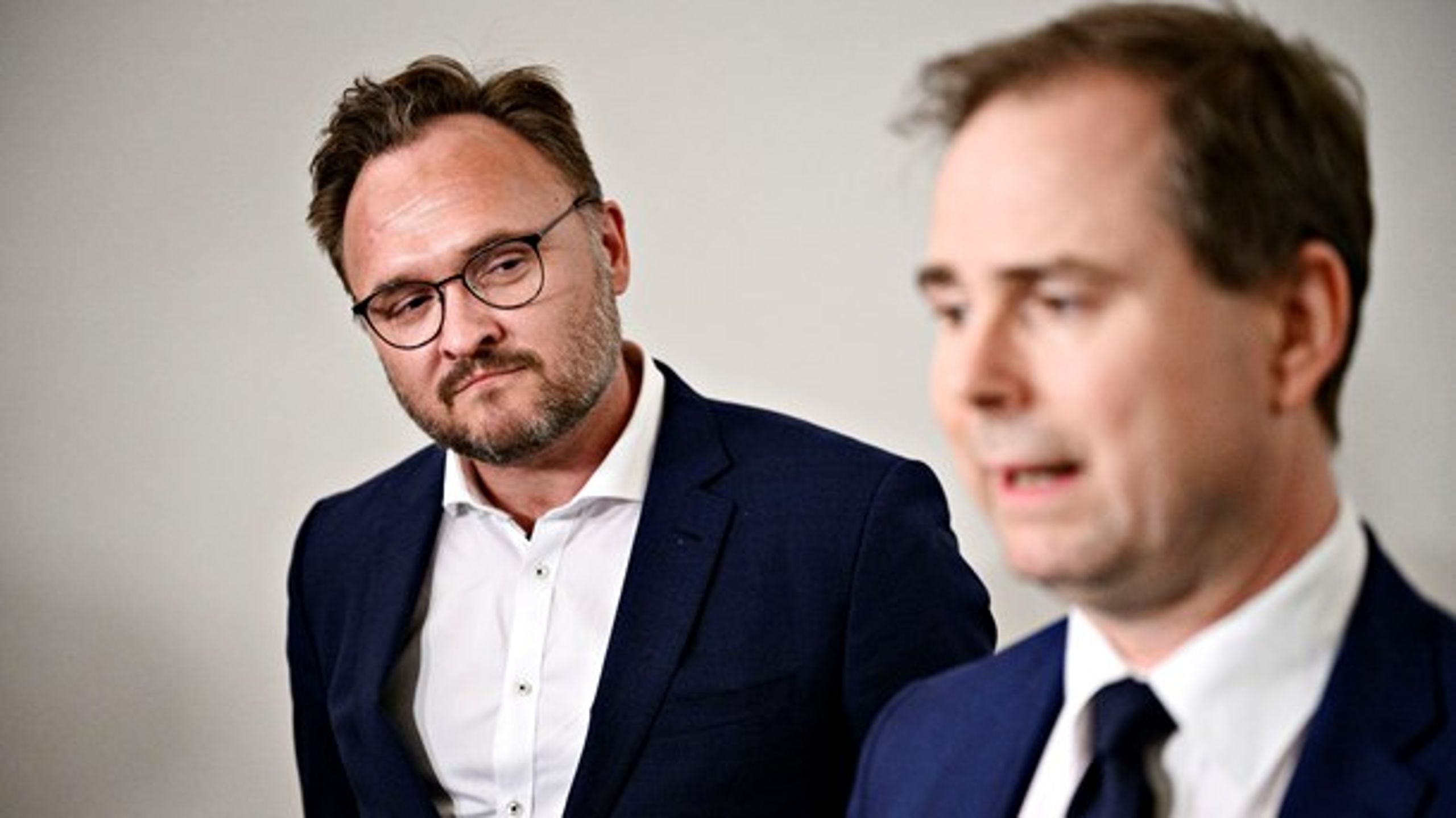 Klimaminister Dan Jørgensen (S) ser på finansminister Nicolai Wammen (S) på vej ind til klimaforhandlinger tilbage i maj.