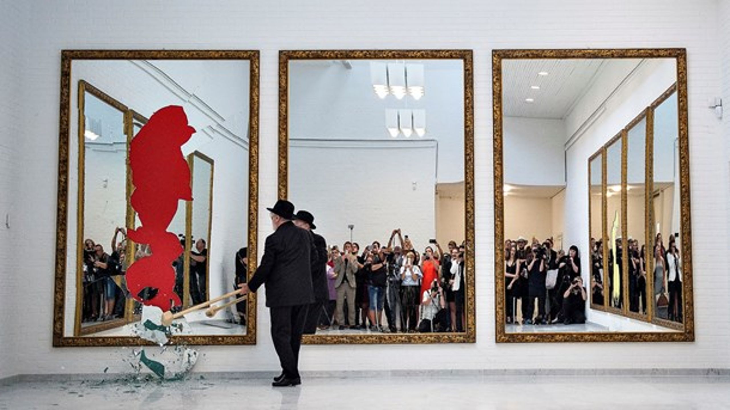 Publikum reflekteret på Kunsten i Nordjylland, der&nbsp;tilbage i 2016 overværede den verdensberømte italienske kunstner Michelangelo Pistoletto smadre 11 spejle og dermed fuldende kunstværket "Eleven Less One".<br>