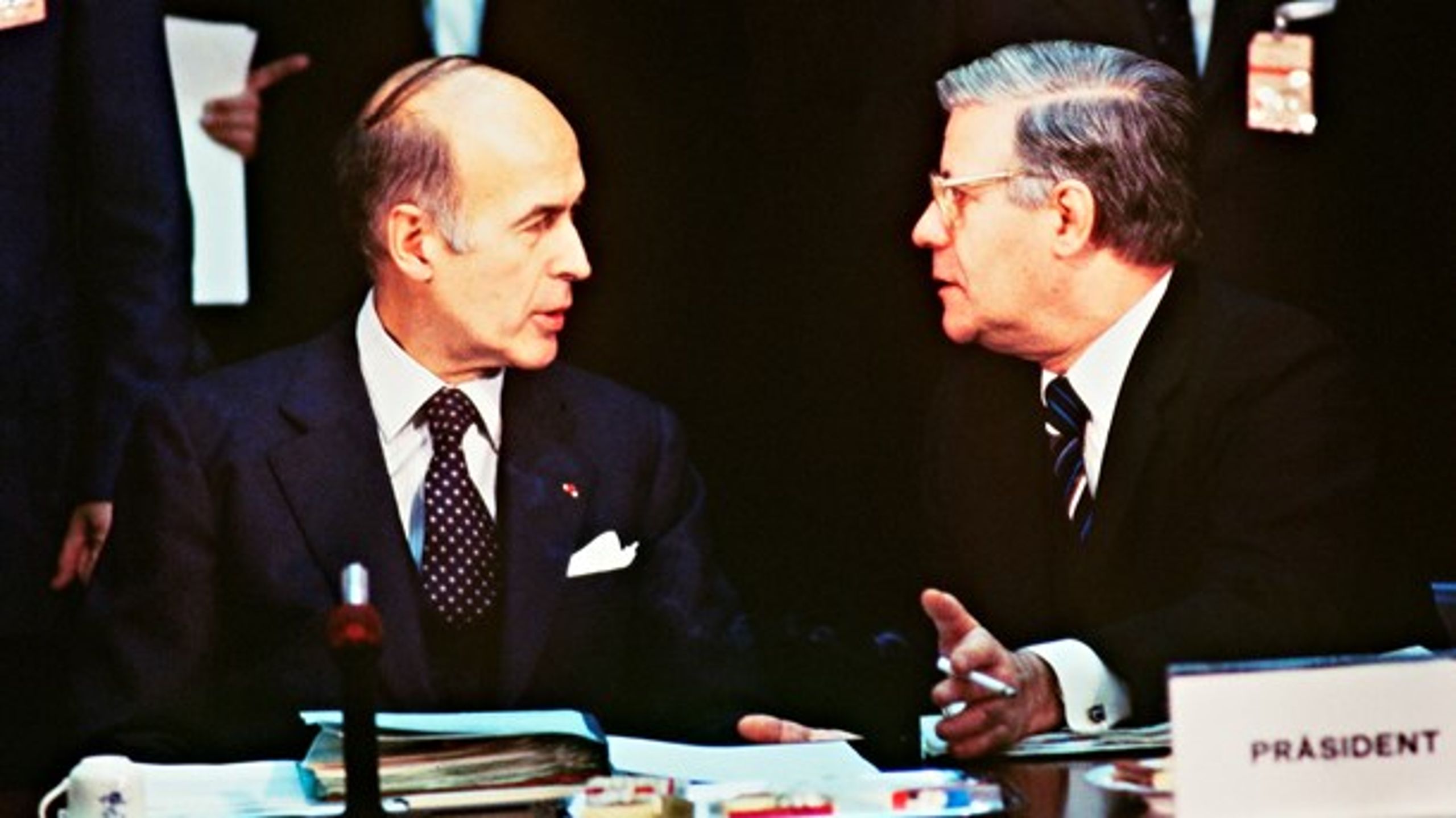 Valéry Giscard d’Estaing (venstre) og Helmut Schmidt i samtale under tilblivelsen af eurosamarbejdet.&nbsp;