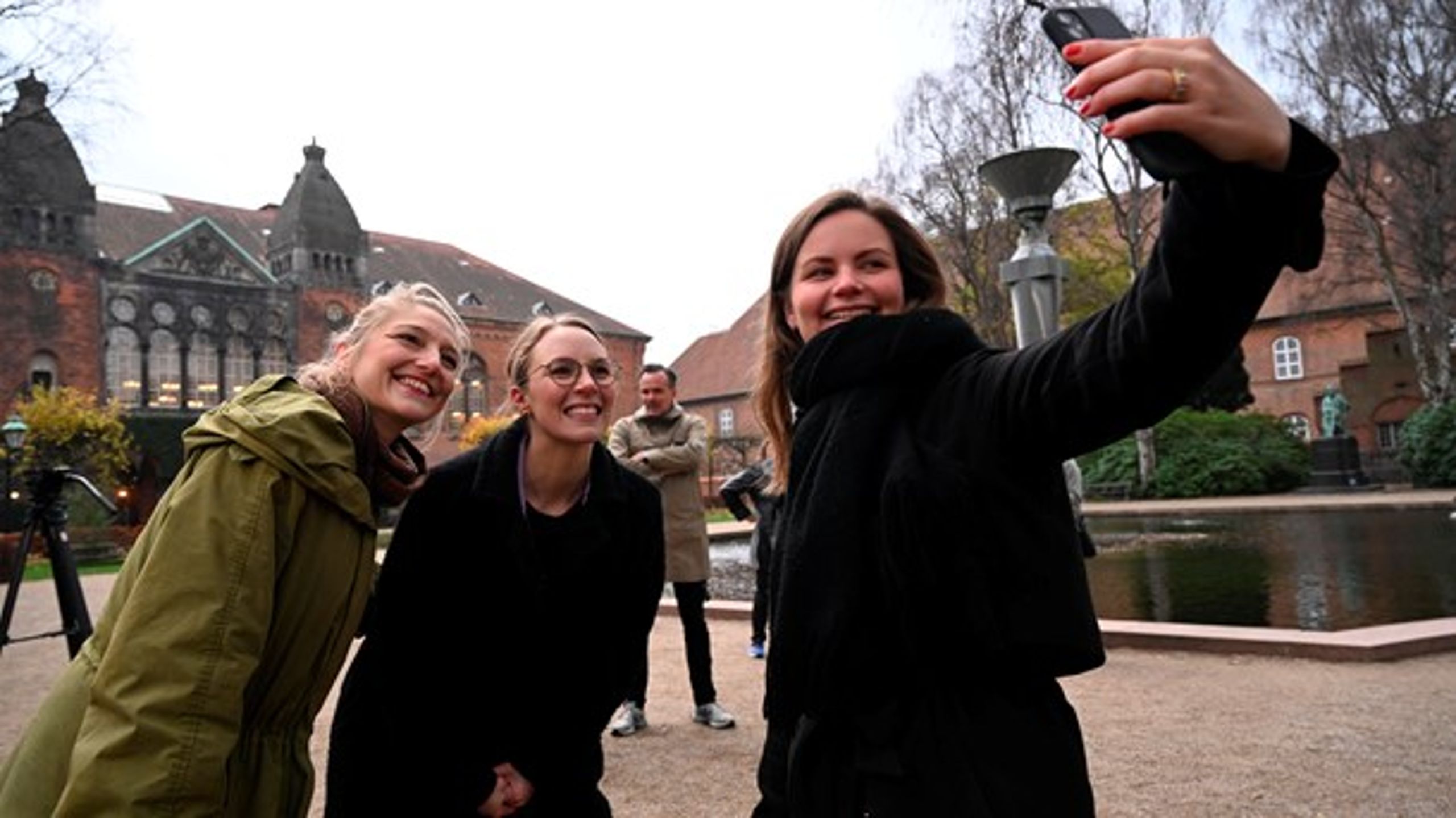 Enhedslistens miljøordfører, Mai Villadsen (th), tager en selfie sammen med miljøminister Lea Wermelin (S) og Radikales miljøordfører, Zenia Stampe (tv).