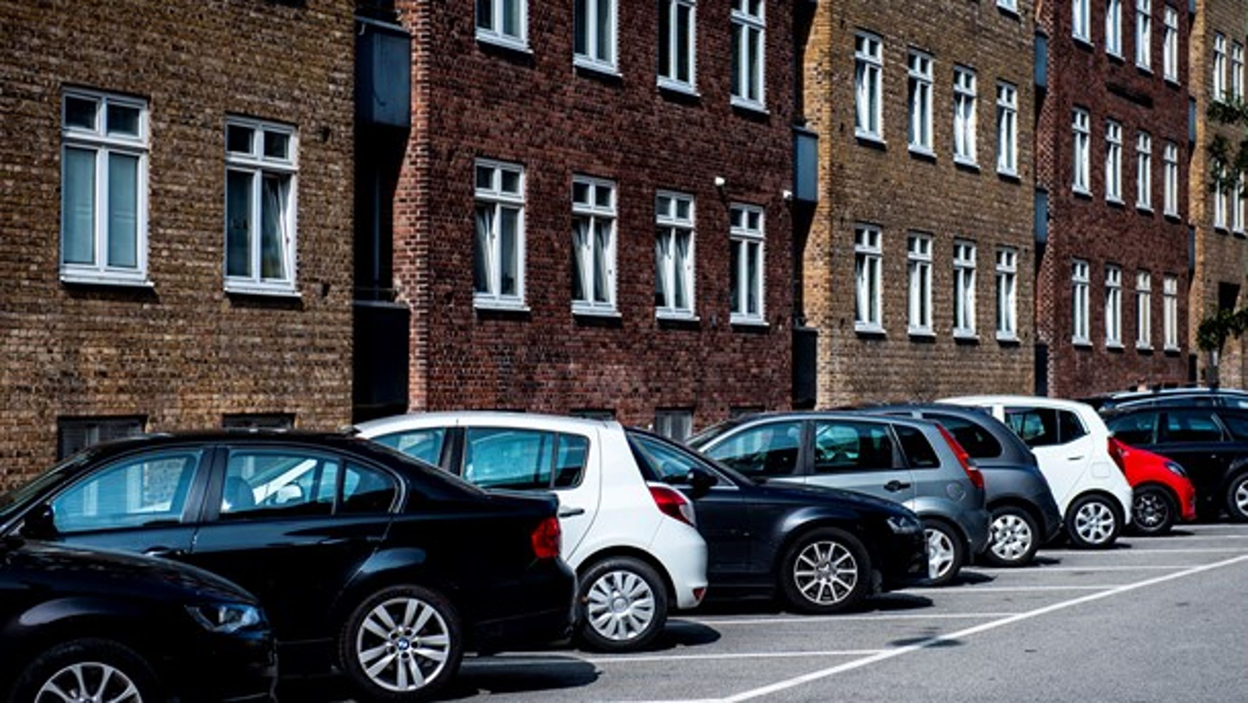 "De rammer helt ved siden af skiven, hvis de vil have endnu færre parkeringspladser i fremtiden," advarer Venstre.