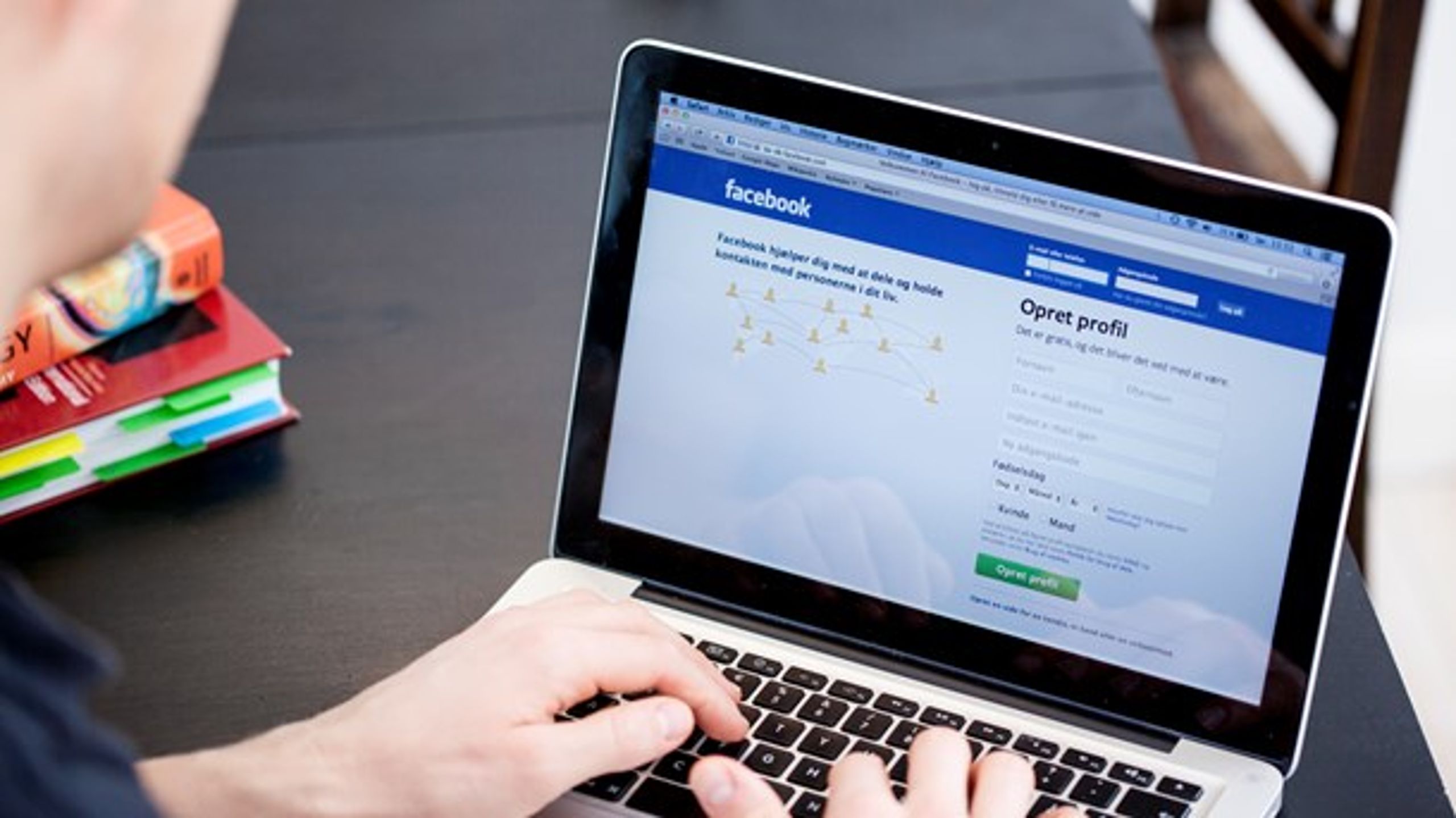 Nyt forslag fra EU-Kommissionen vil få sociale medier som Facebook til blandt andet&nbsp;at handle hurtigt over for ulovligt indhold, skriver Rikke Frank Jørgensen og Lumi Zuleta.