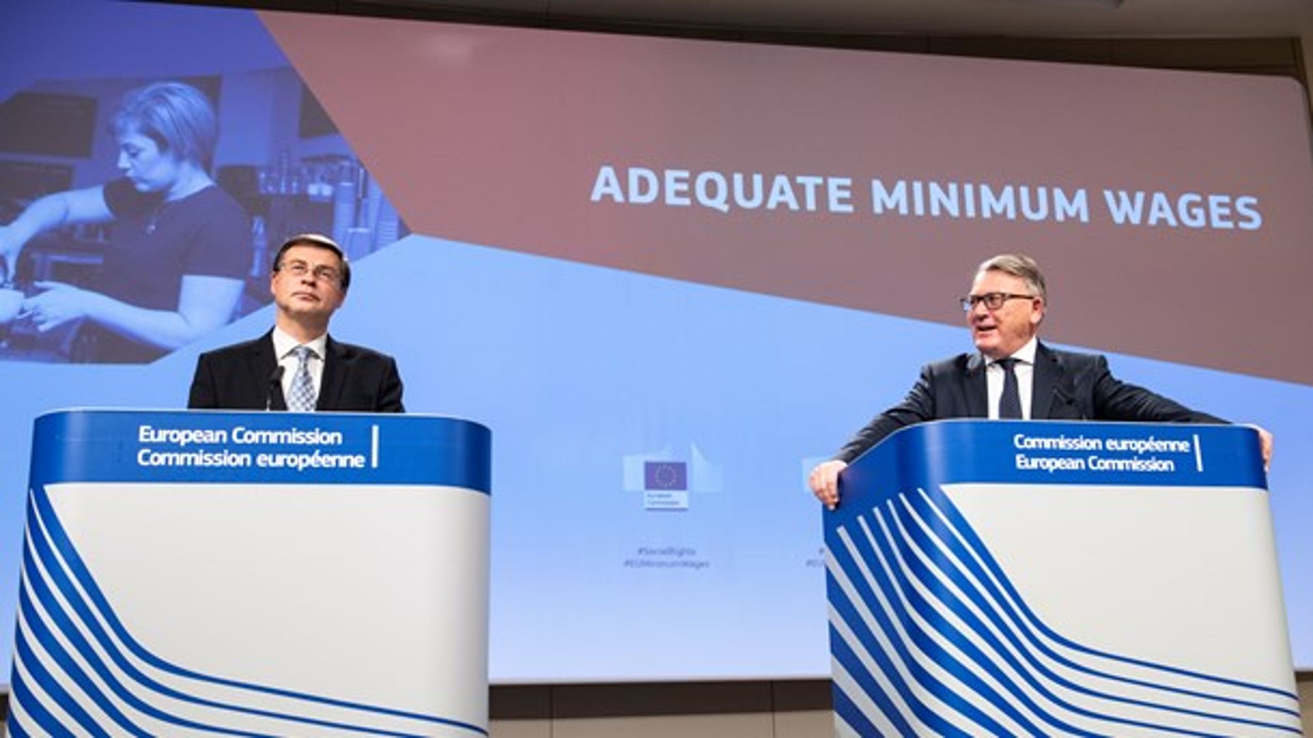 Kommissærerne&nbsp;Valdis Dombrovskis (venstre) og&nbsp;Nicolas Schmit præsenterede i oktober EU-Kommissionens forslag til fælles regler for mindsteløn i medlemslandene.&nbsp;