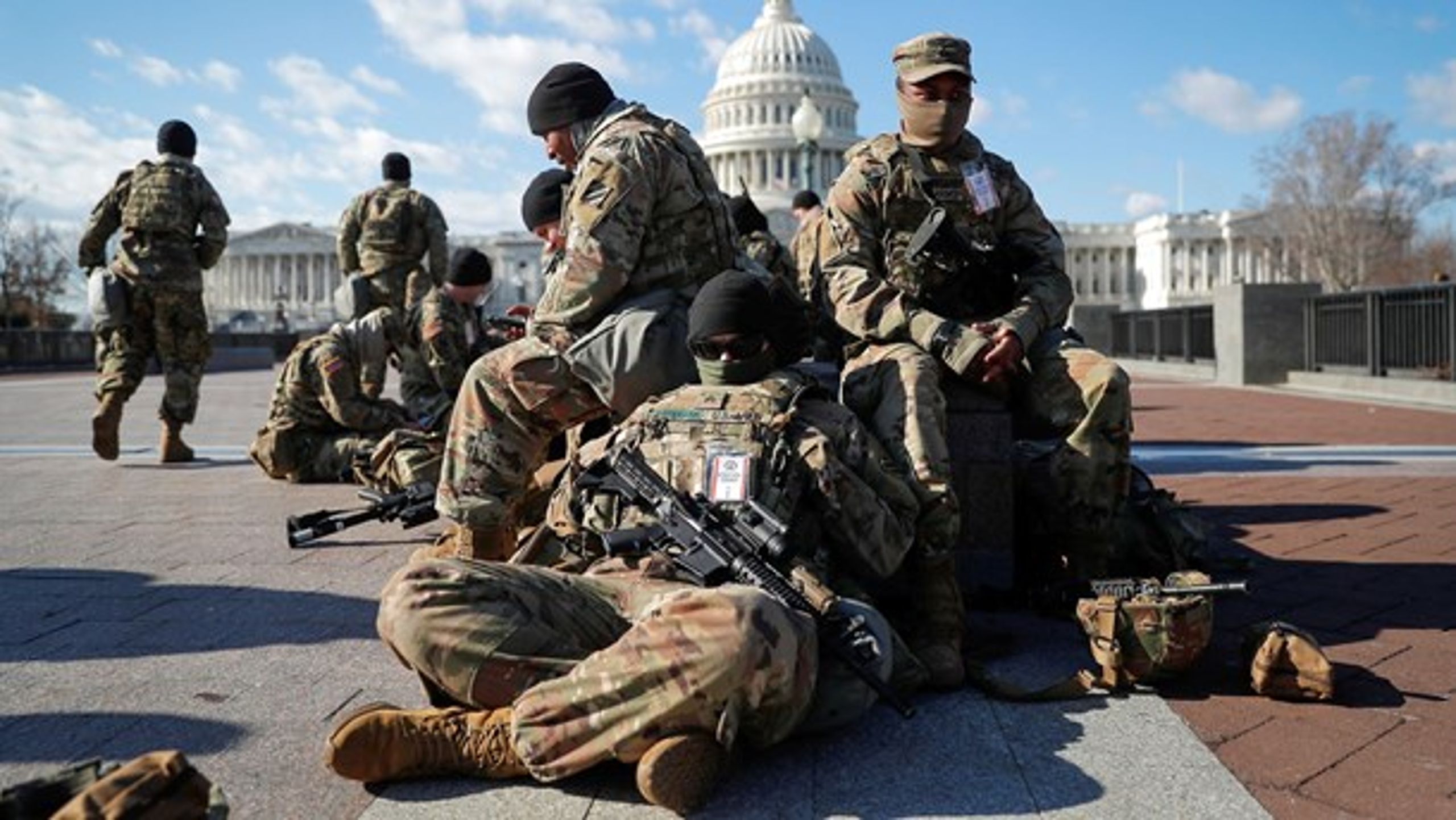 På grund af frygt for nye voldelige optøjer er over 20.000 soldater fra Nationalgarden indkaldt til at bevogte Capitol Hill, når Joe Biden onsdag tages i ed som ny amerikansk præsident.