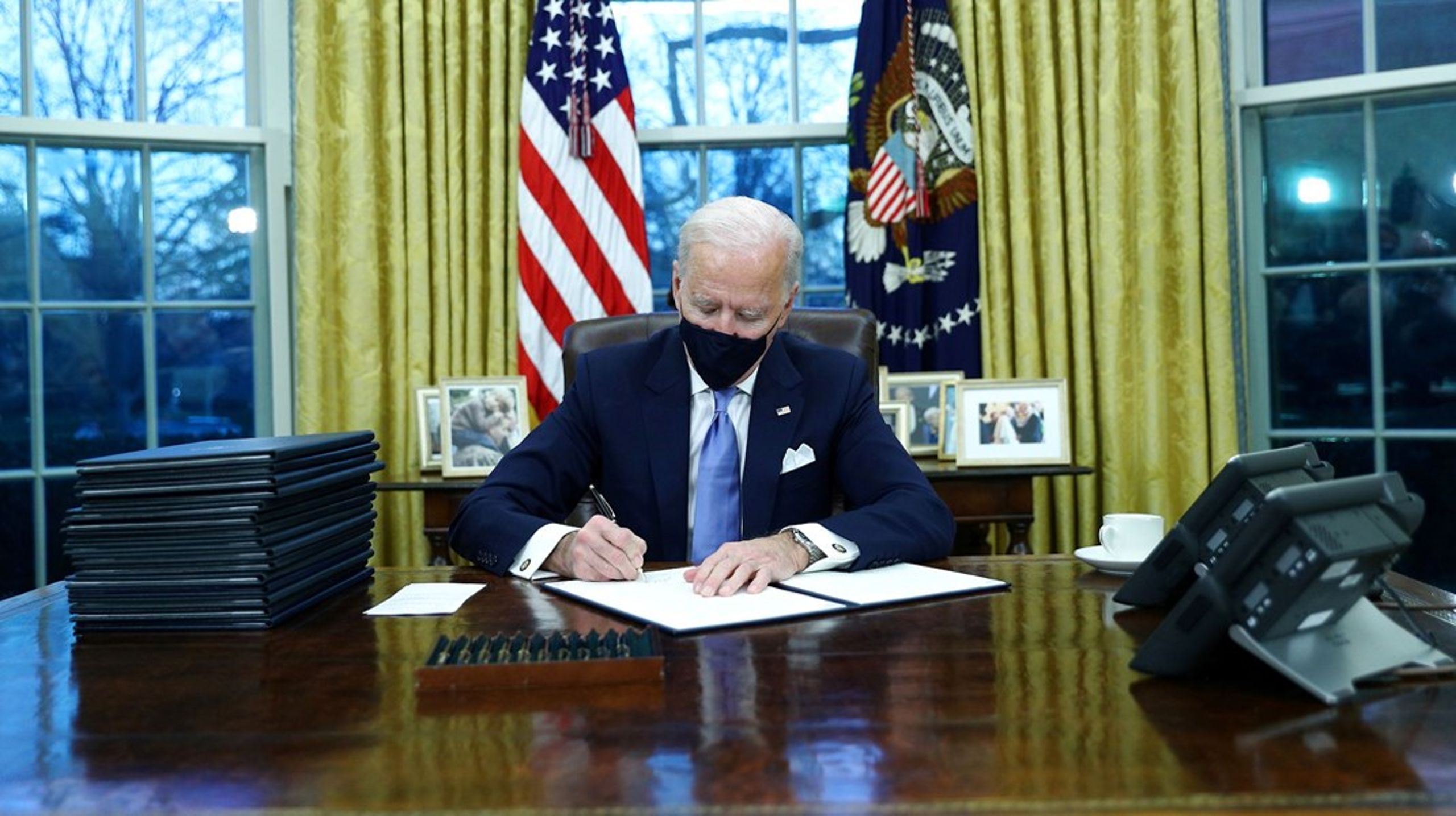 Allerede på sin første dag som præsident underskrev Joe Biden onsdag et dekret, der bringer USA tilbage til den internationale klimaaftale fra Paris. Det udløser glæde i Europa.