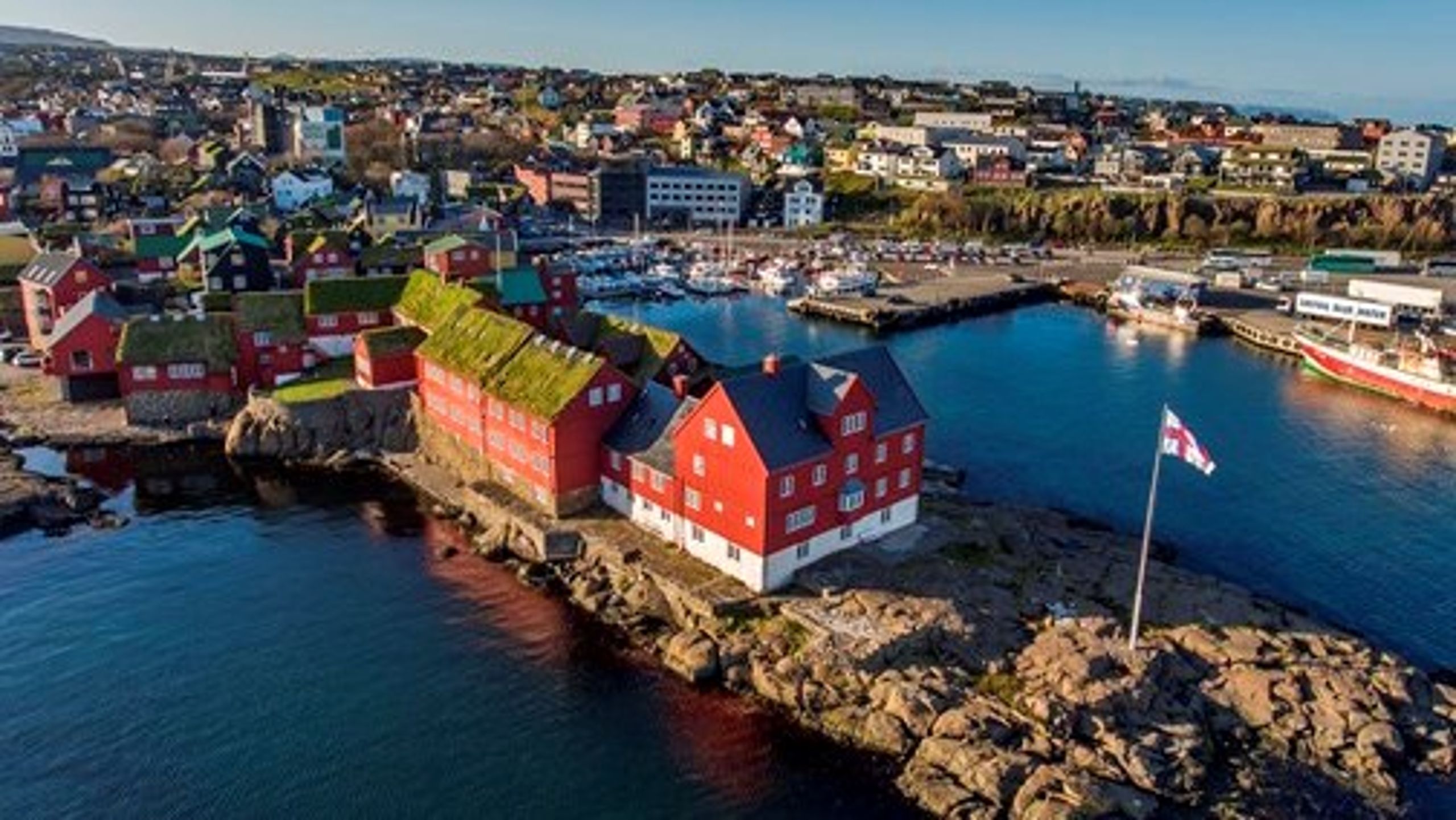 Den færøske lagmand har kontor i bygningen yderst på halvøen Tinganes i havnen i Tórshavn.