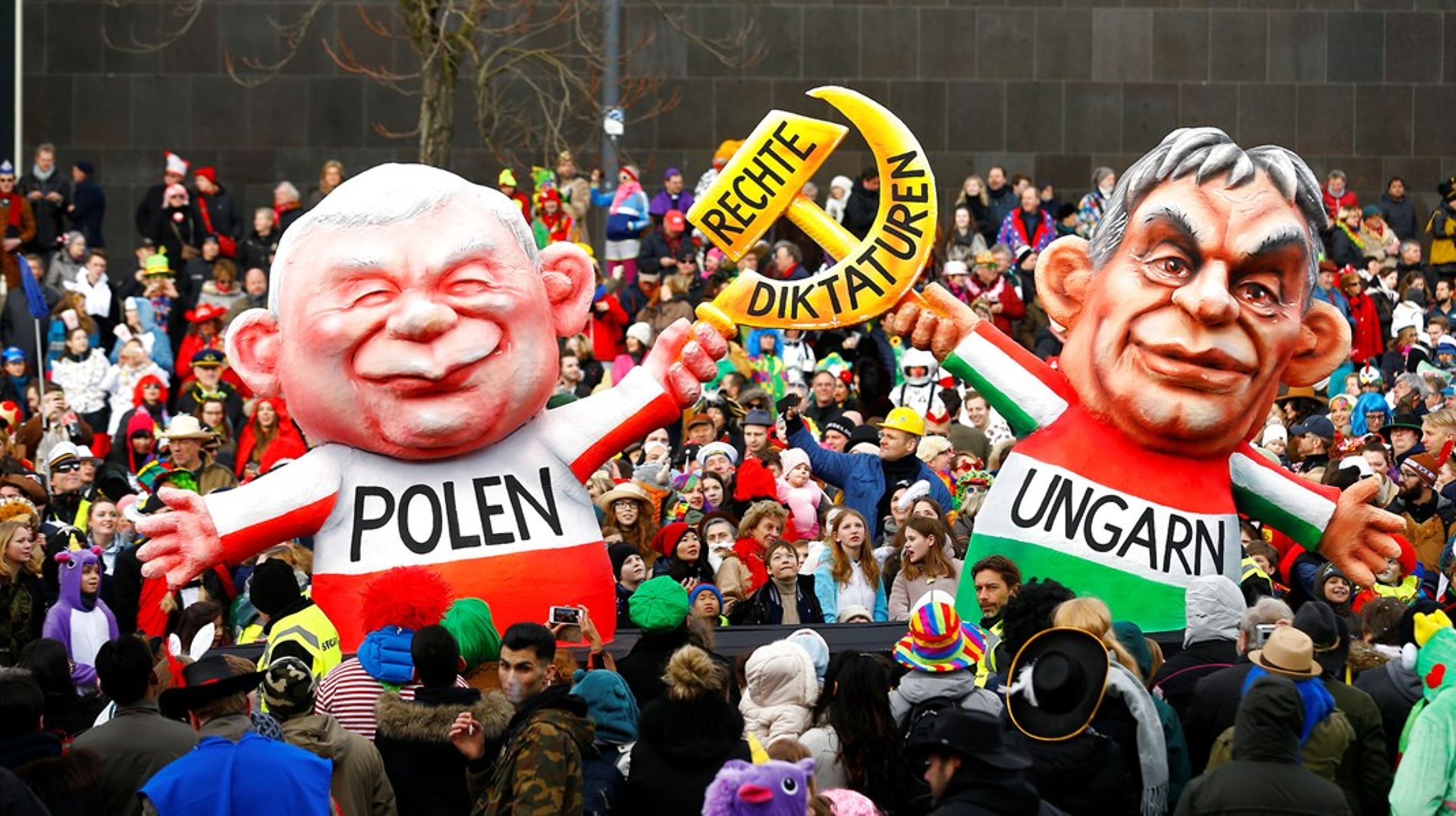 Ungarns Viktor Orbán og Polens Jaroslaw Kaczynski giver sig ikke i kampen om, hvad "demokrati" skal betyde. Gør EU, spørger Europa-analytiker Vibe Termansen.