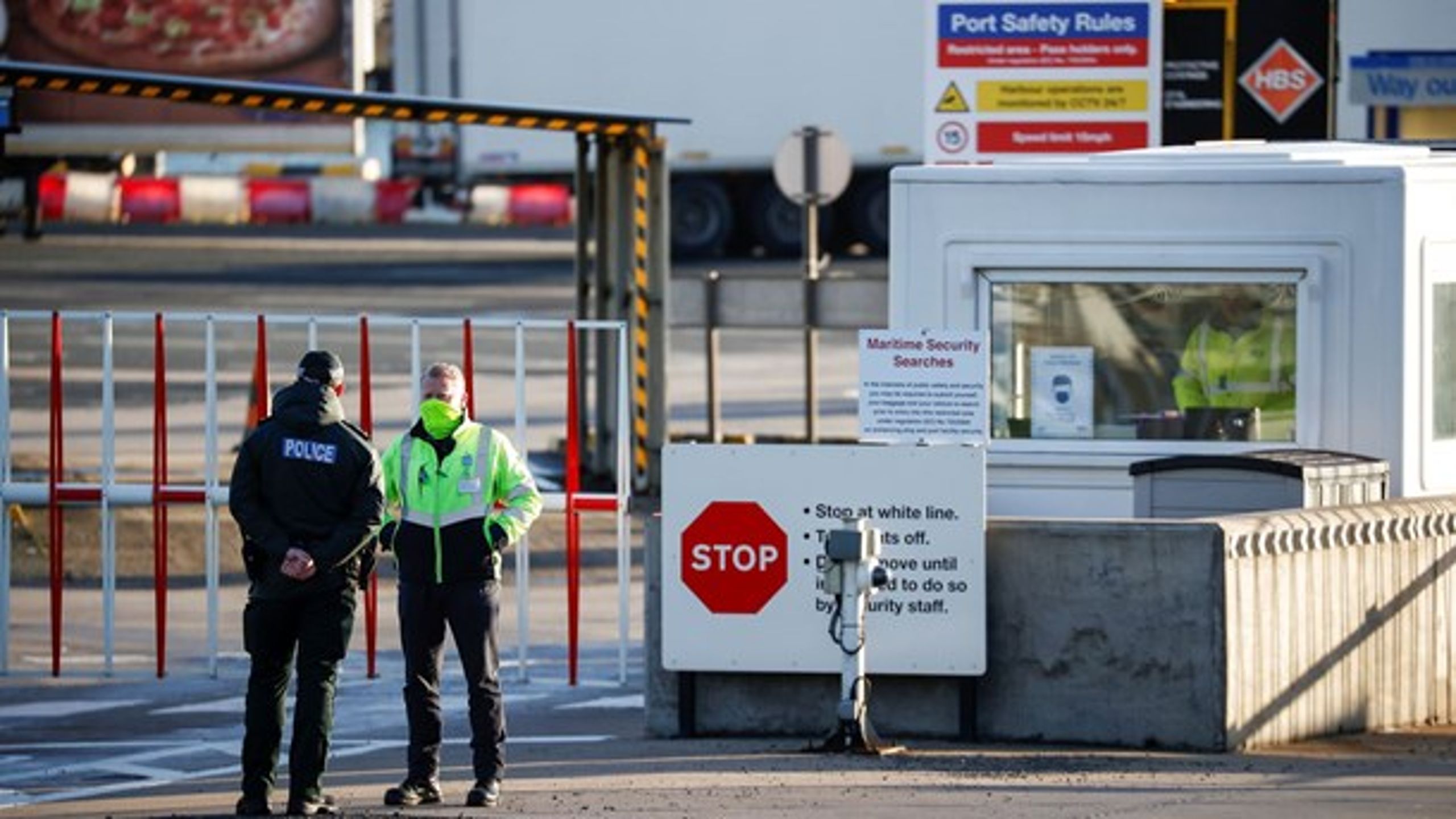 Politi ved havnen i Larne i Nordirland, som er ét af de steder, hvor told- og veterinærpersonale har modtaget trusler.