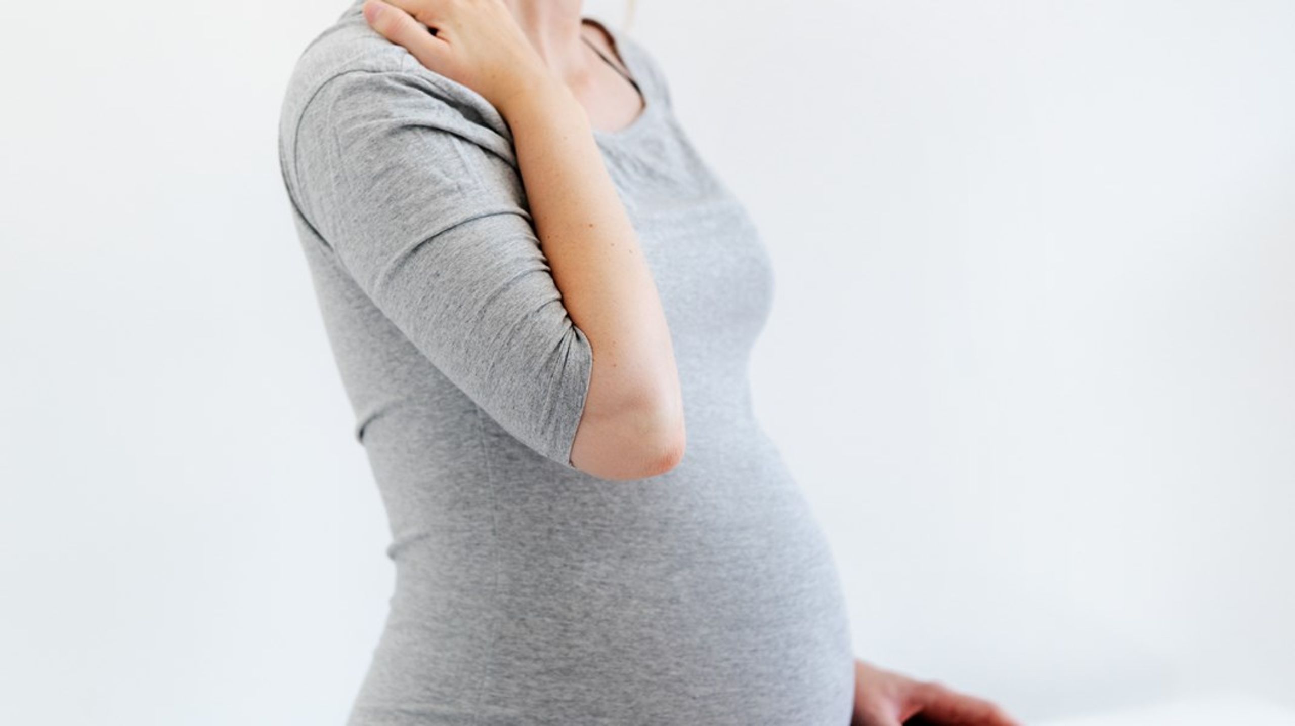 Jordemødre skal kunne følge fødslerne til dørs og sikre, at familiedannelsen sker under trygge forhold, skriver Karoline Vind (SF).
