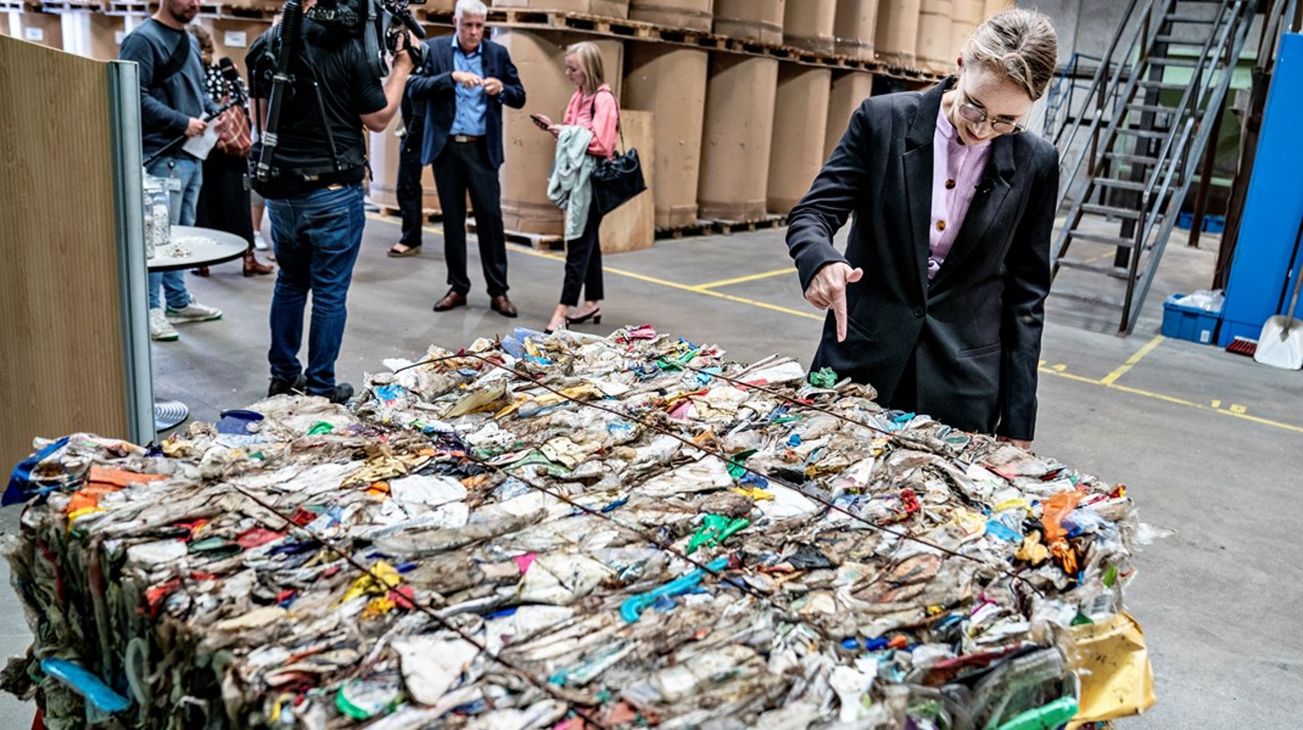 Miljøminister Lea Wermelin (S) ser på genanvendt plastik (Arkivfoto).