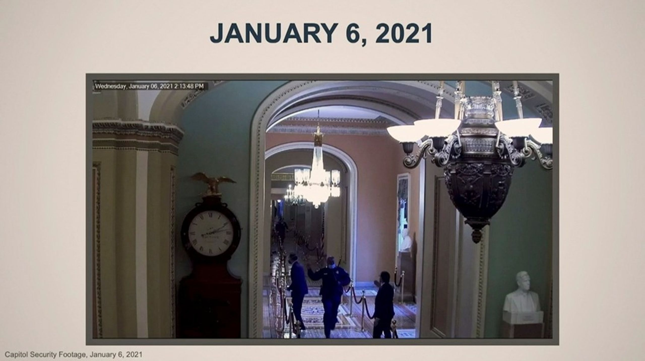 Videoovervågning i Senatet&nbsp;har fanget det øjeblik, hvor politimand Eugene Goodman får senator Mitt Romney i sikkerhed under angrebet på Kongressen 6. januar.