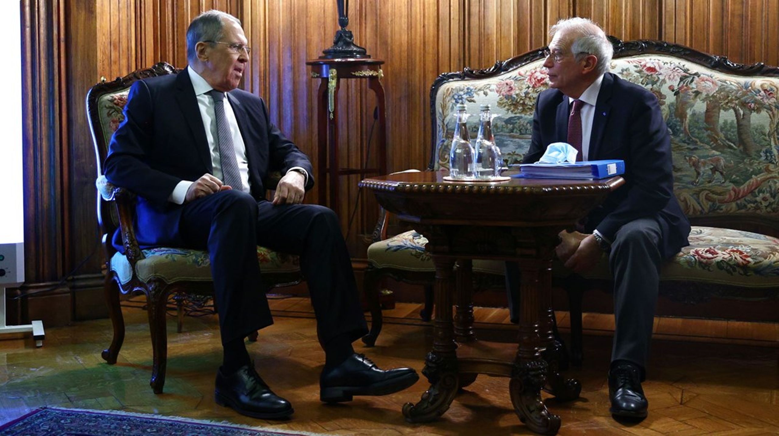 Josep Borrell (t.h.) på besøg hos Ruslands udenrigsminister, Sergej Lavrov, sidste fredag.