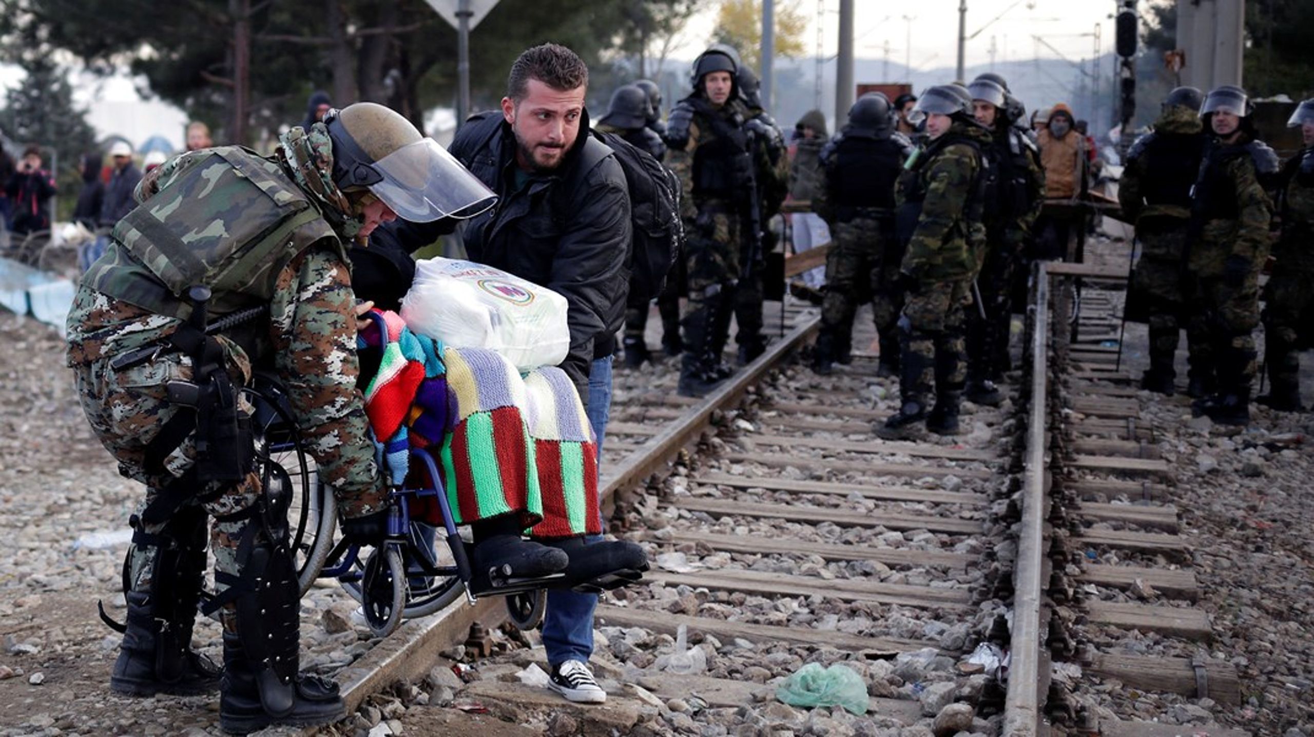 <div>Arkivbillede: En soldat fra Makedonien hjælper en ældre kvinder i kørestol, efter at hun er ankommet til landet fra Grækenland. I 2015 ankom millioner af migranter og flygtninge, hvoraf mange tog den såkaldte balkanrute.</div><div><br></div>
