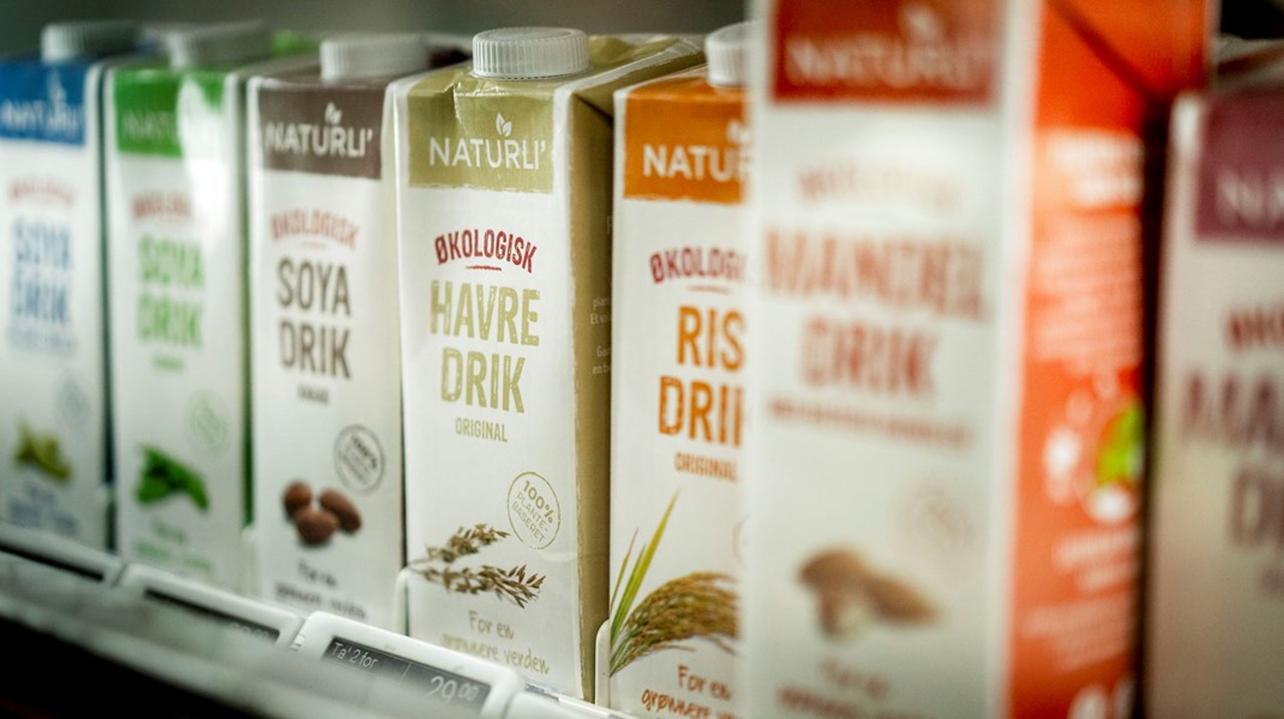 Hvis Europa-Parlamentet får godkendt et nyt forslag, er det slut med at beskrive sin havredrik som ”mælkelignende” eller som et ”alternativ til mælk”, skriver&nbsp;Kira Marie Peter-Hansen og Henrik Lund.