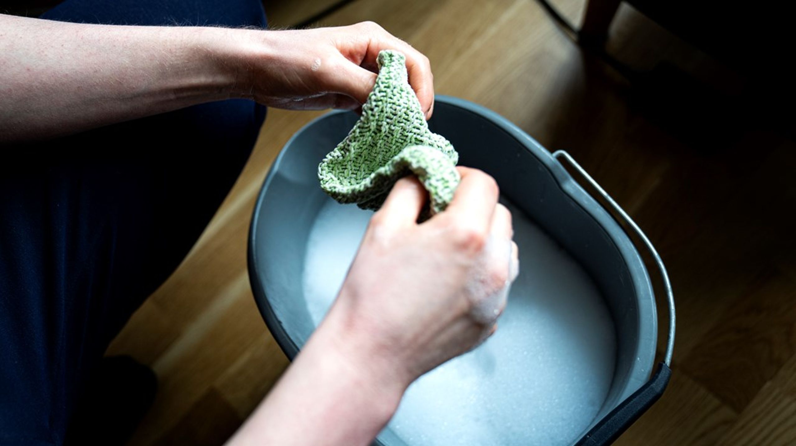 Det er ikke nok af fokusere på bedre håndhygiejne for at nedbringe smitte. Der skal satses langt højere på rengøring, skriver Elisa Rimpler, Gordon Ørskov Madsen og Lydia Callesen. (Foto: Ida Guldbæk Arentsen/Ritzau Scanpix)