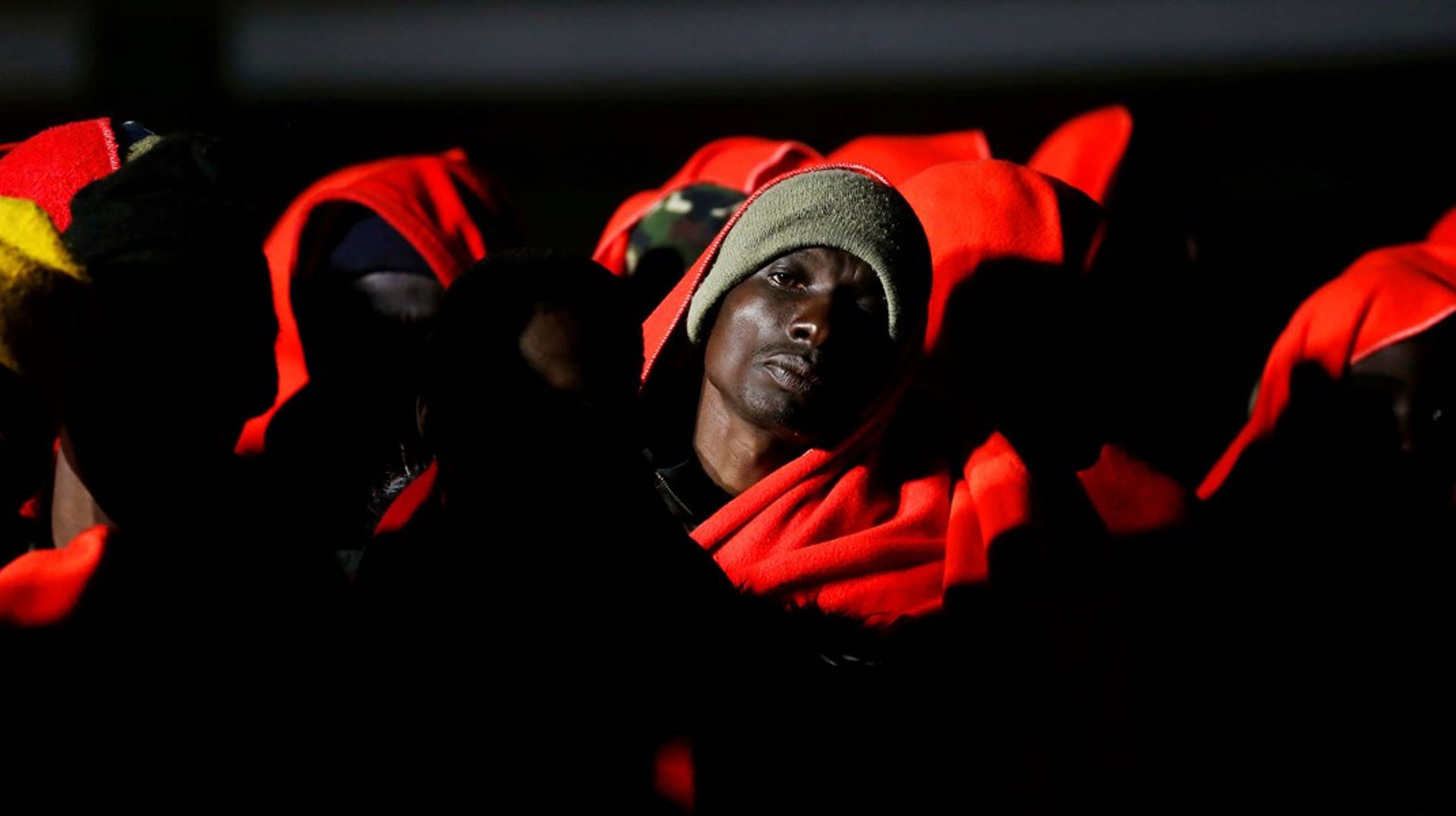 Arkivfoto. Migranter, der er blevet samlet op på Middelhavet, venter på at kunne forlade redningsbåden og gå i havn ved Málaga.