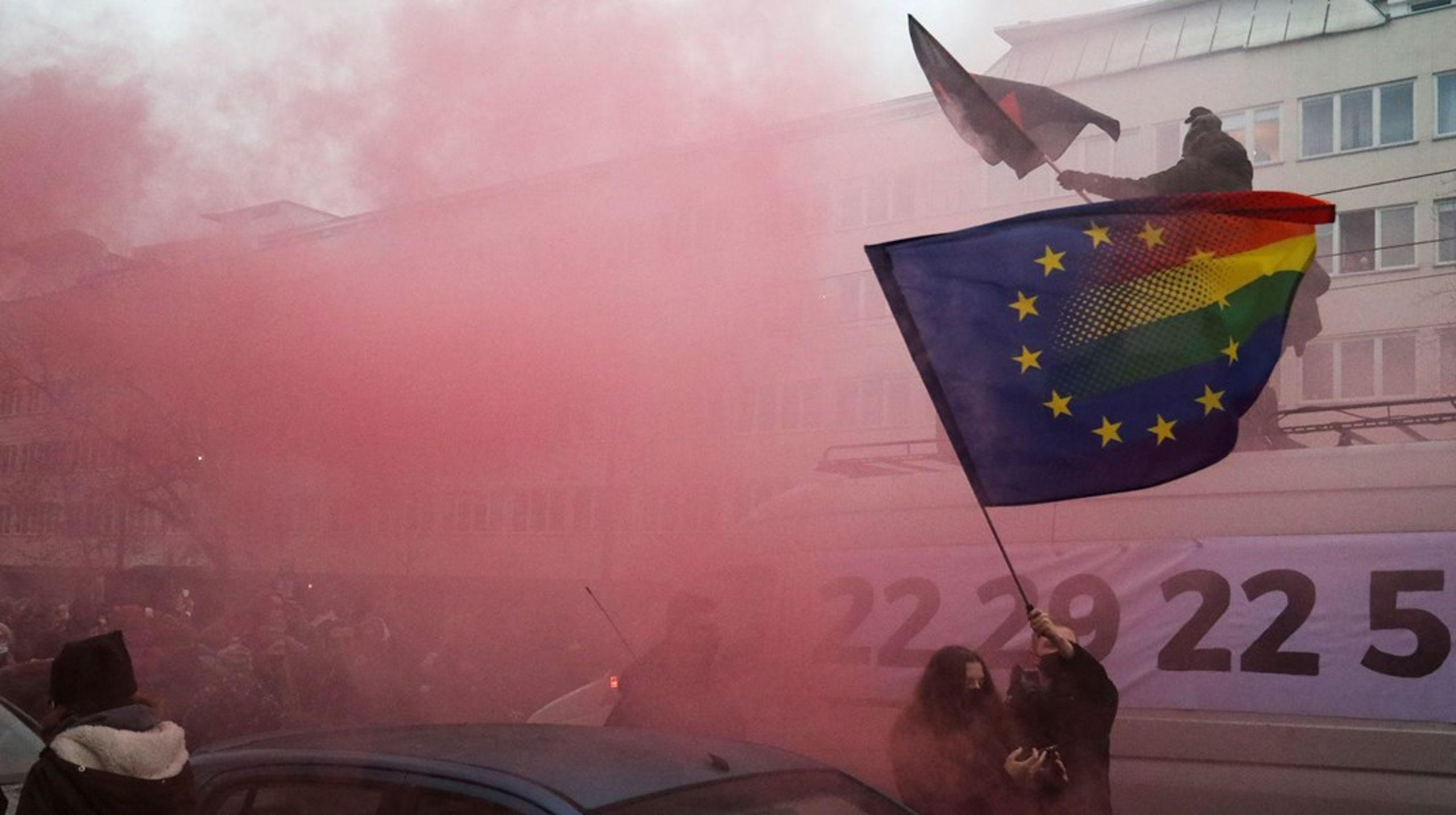 "Ser man billeder fra demonstrationerne, springer det i øjnene, at befolkningen flager med EU-flag. For dem står EU netop for fundamentale rettigheder som ligestilling mellem kønnene og kvinders ret til egen krop", skriver Lone Loklindt og Lea Friedberg