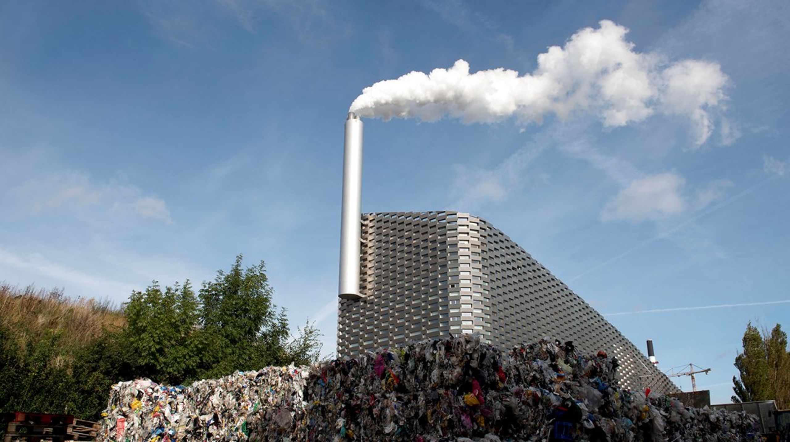 CO2-fangst og lagring fra affaldsforbrænding, energitunge fabrikker og kraftvarmeanlæg er afgørende for at nå klimamålet billigst, ifølge vismændene.