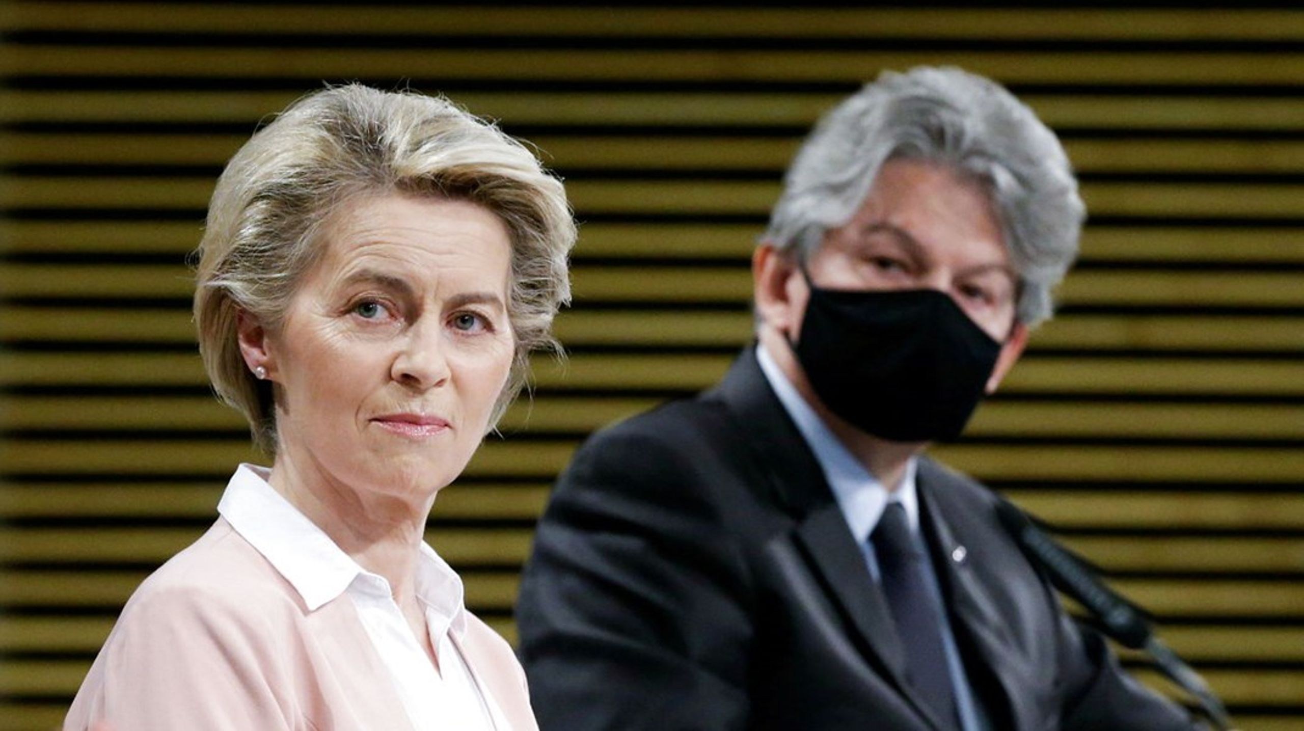 EU-kommissionsformand Ursula von der Leyen med sin nye vaccine-tsar, Thierry Breton, i baggrunden.