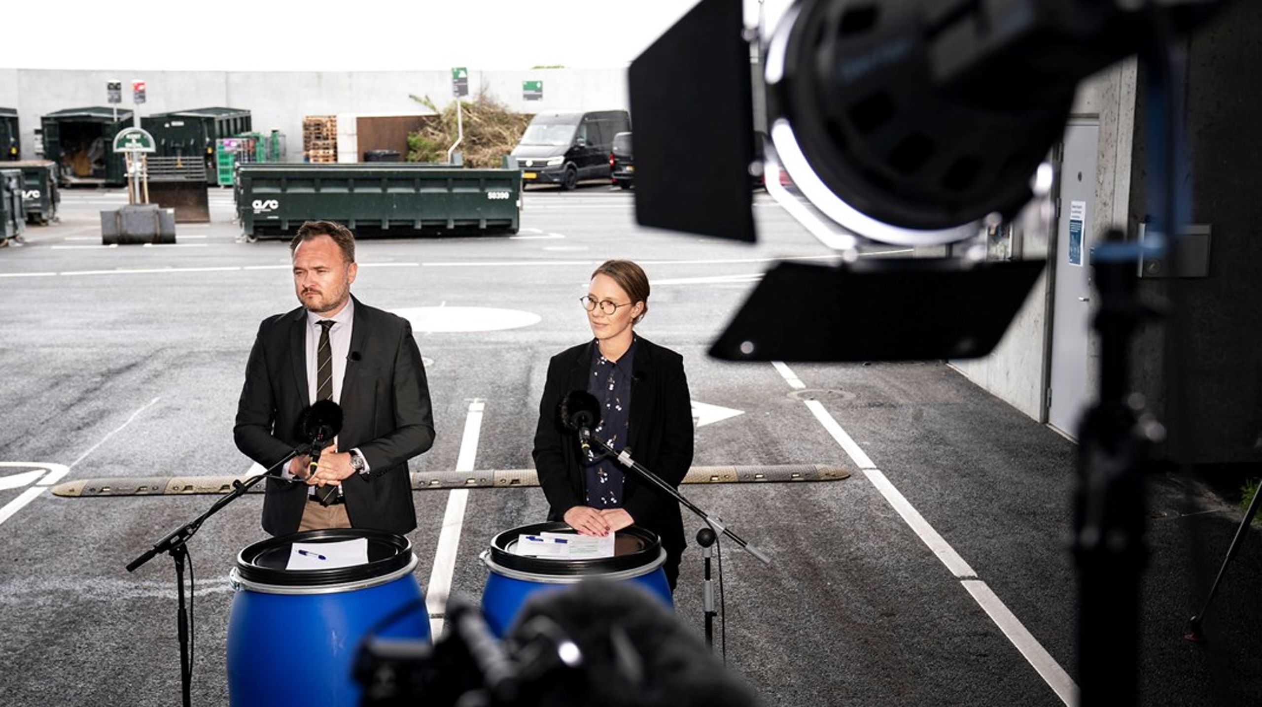 Klimaminister Dan Jørgensen (S) og miljøminister Lea Wermelin (S) da de præsenterede regeringens affaldsudspil i maj sidste år.