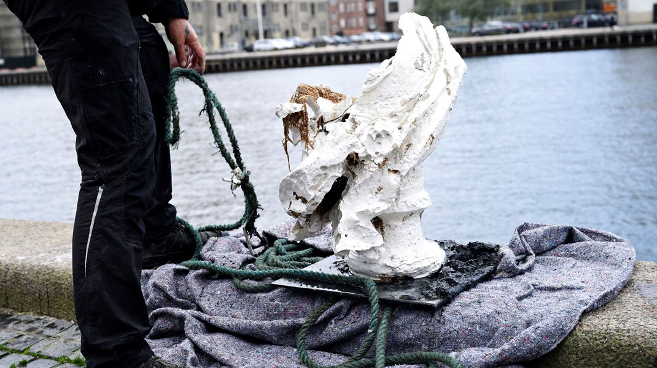 Det var en buste af kong Frederik V, stifter af Kunstakademiet, som blev smidt i havnen af en nu bortvist institutleder for at sætte gang i en debat om Danmarks fortid som kolonimagt.