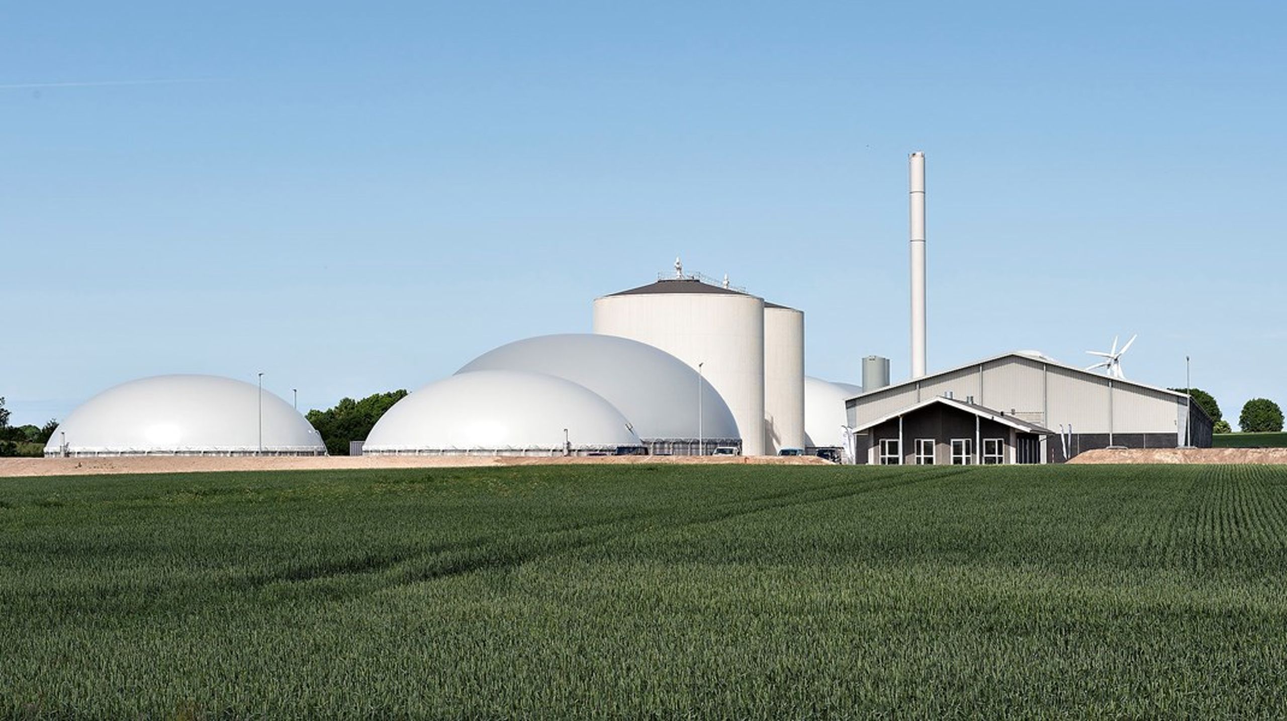 Biogasanlægget GrønGas Vrå syd for Hjørring producerer&nbsp;biometan fra cirka 250.000 tons gylle årligt,&nbsp;der ellers ville være havnet som ubehandlet gødning på landmændenes marker. Biogasanlægget&nbsp;er direkte tilsluttet det danske gasnet.