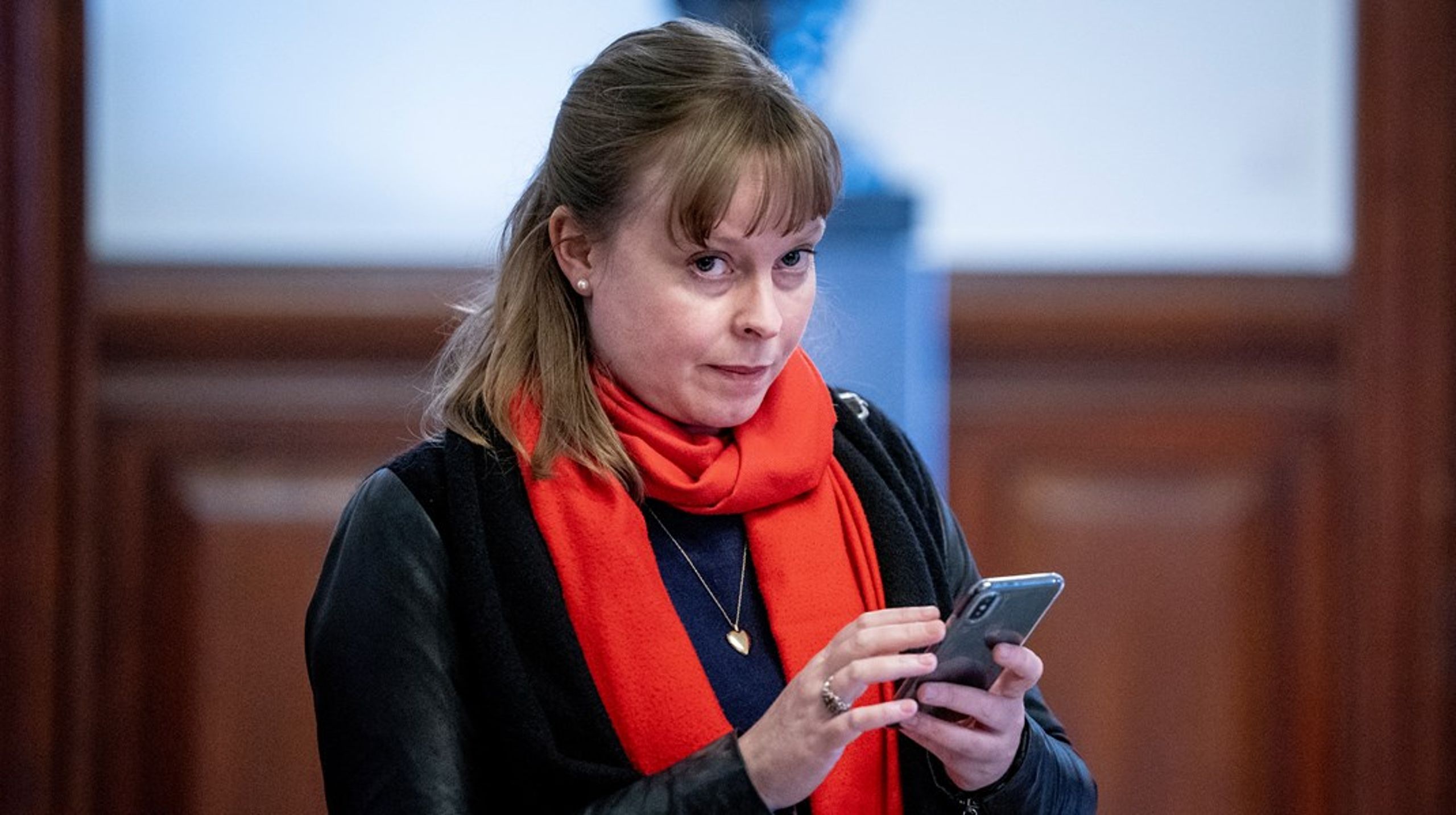 Fredag præsenterer kulturminister Joy Mogensen (S) en ny lov, der skal gribe ind overfor Facebook og Google.