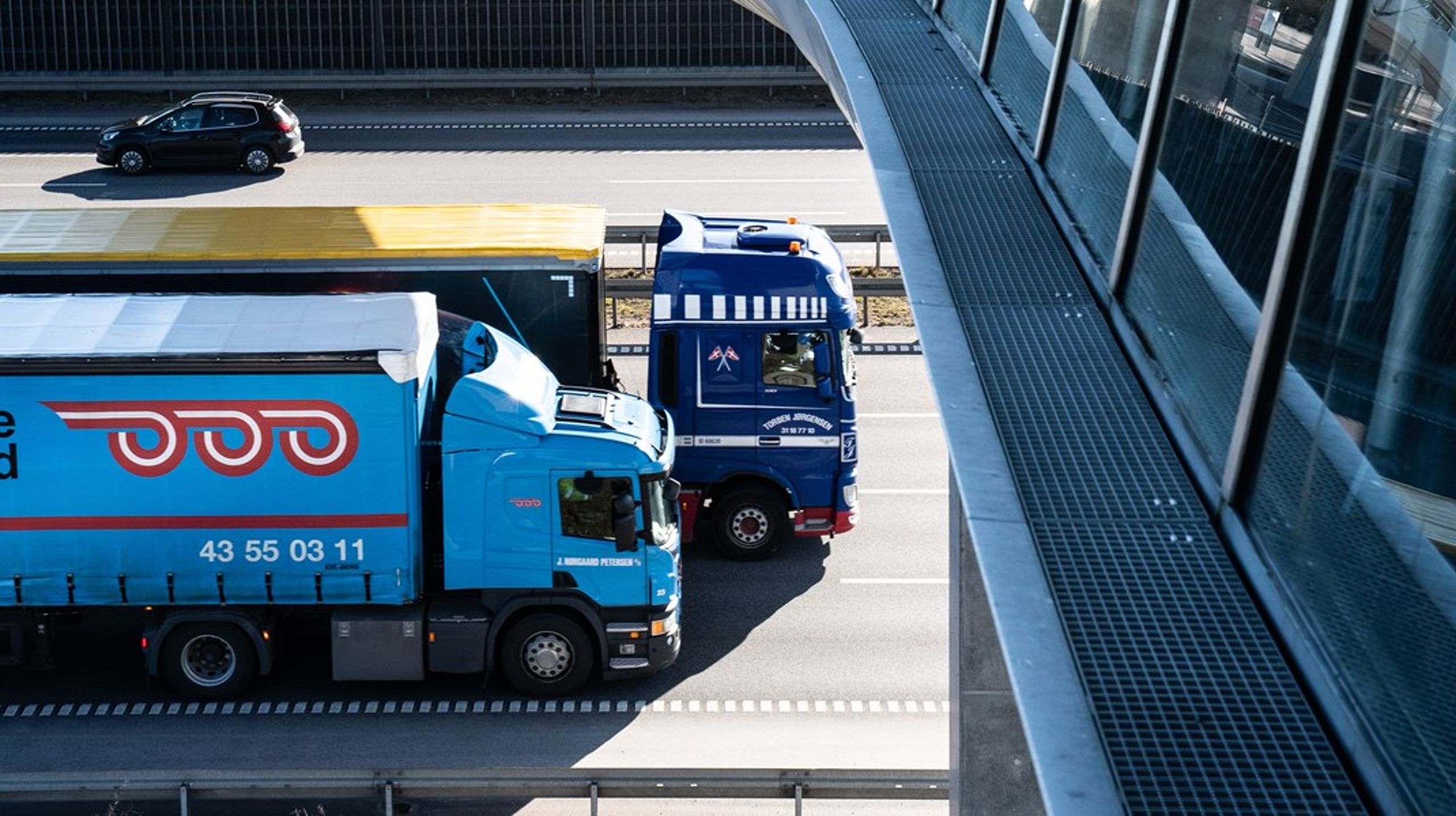 Kontrollen af lastbilschaufførernes lønvilkår bliver for administrativ, når både EU-regler og danske særregler skal i spil, skriver Jesper Kronborg.