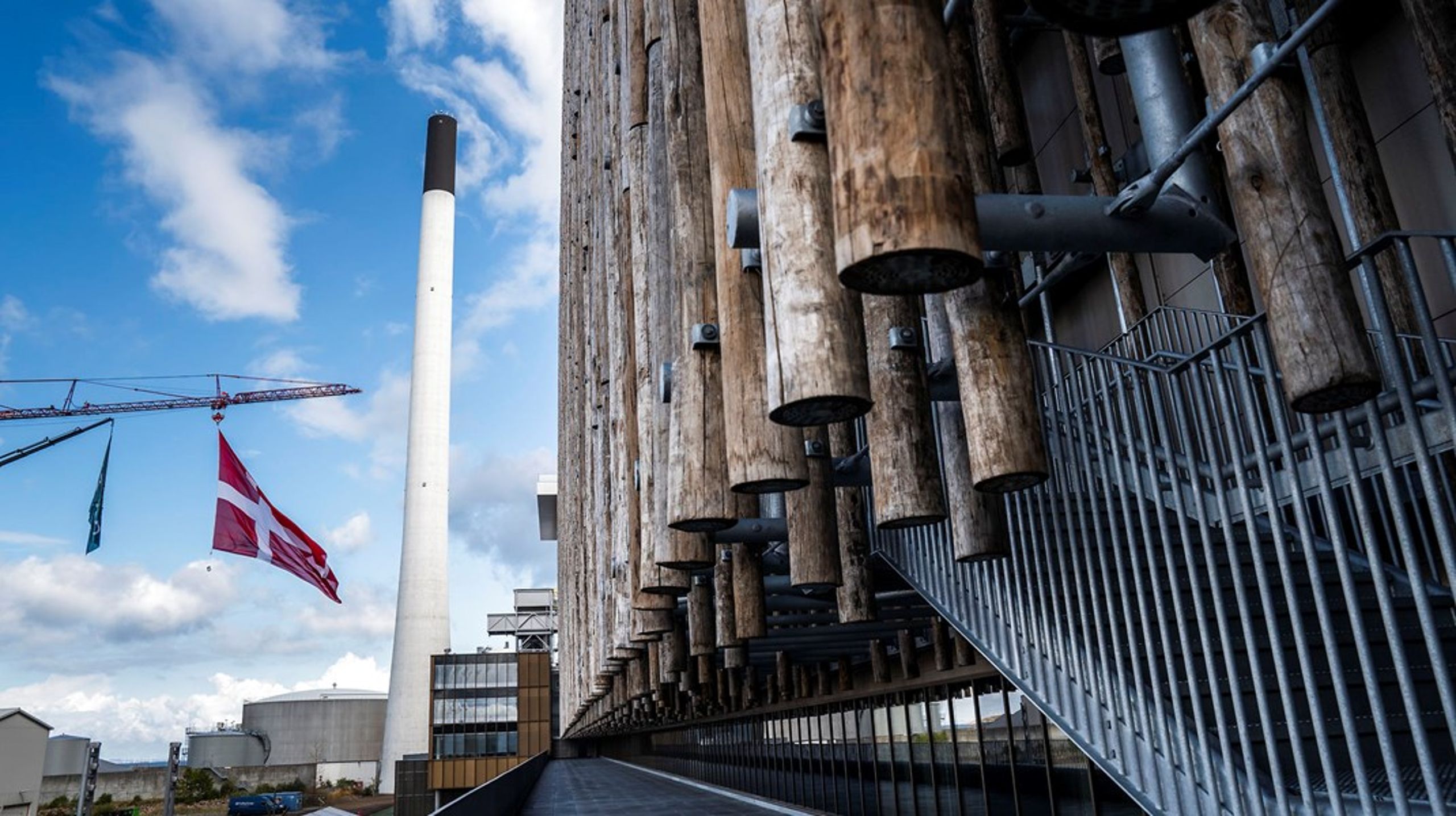 Afbrænding af træ bør ikke benævnes vedvarende energi, og muligheden for at statsstøtte bør afvikles, skriver XXXX. Her&nbsp;Københavns nye biomassefyrede kraftvarmeværk, indviet august 2020.
