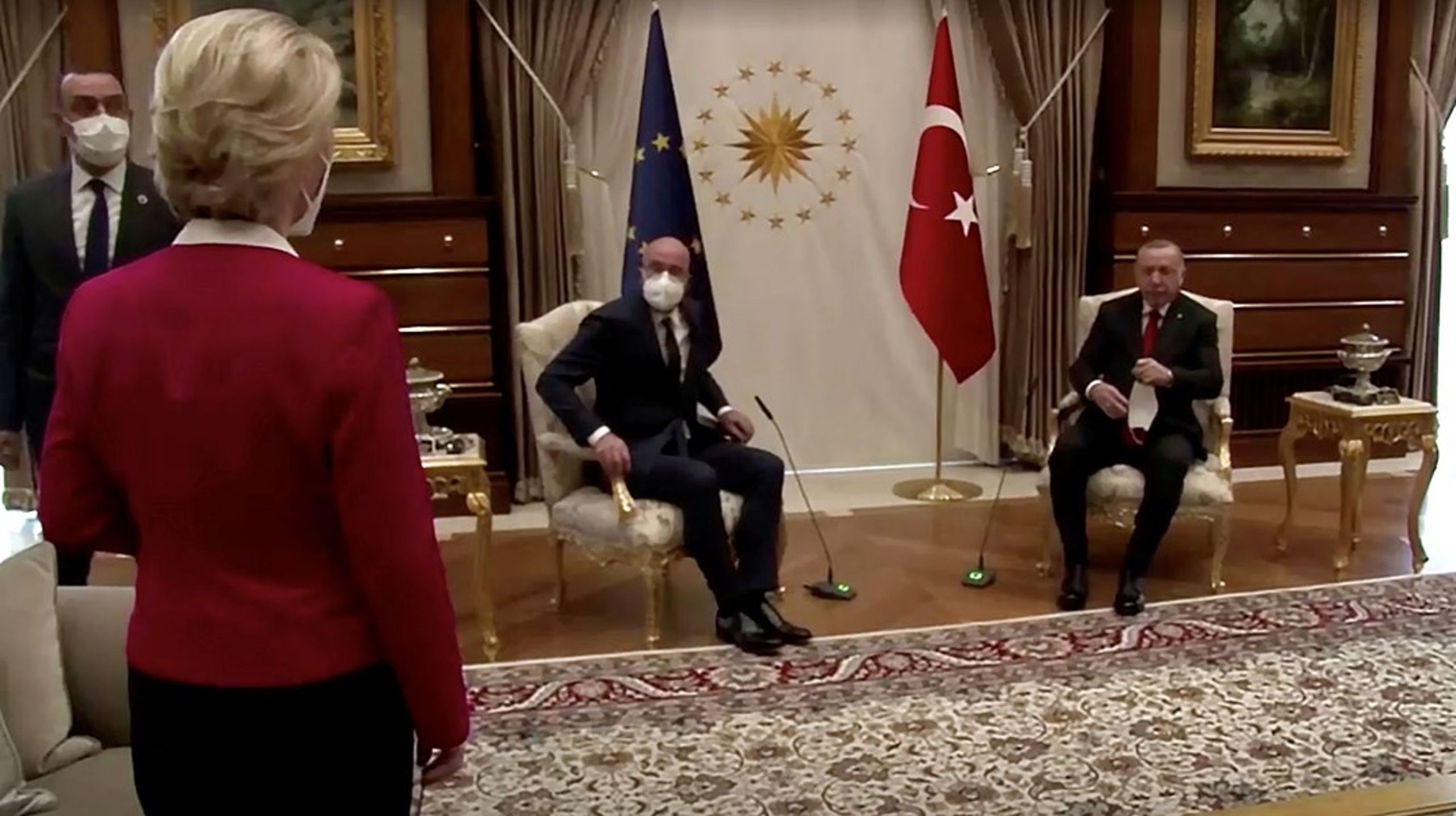 Tyrkiets præsident Recep Tayyip Erdoğan og EU-rådsformand Charles Michel satte sig til rette i to stole, mens kommissionsformand Ursula von der Leyen blev henvist til en sofa et stykke væk, under et besøg i Tyrkiet tirsdag.&nbsp;