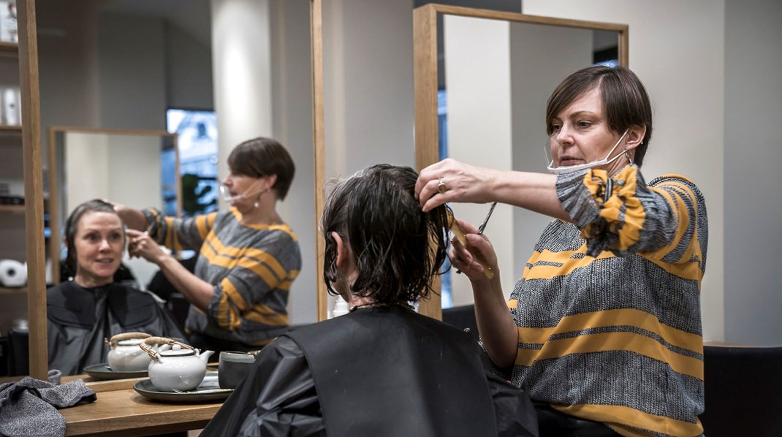 Professor Hans Jørn Kolmos undrer sig over, at frisører ikke er underlagt samme testkrav som kunderne. "Nogle af frisørerne har også kun hagevisir på, hvilket ikke hjælper særligt meget," siger han.