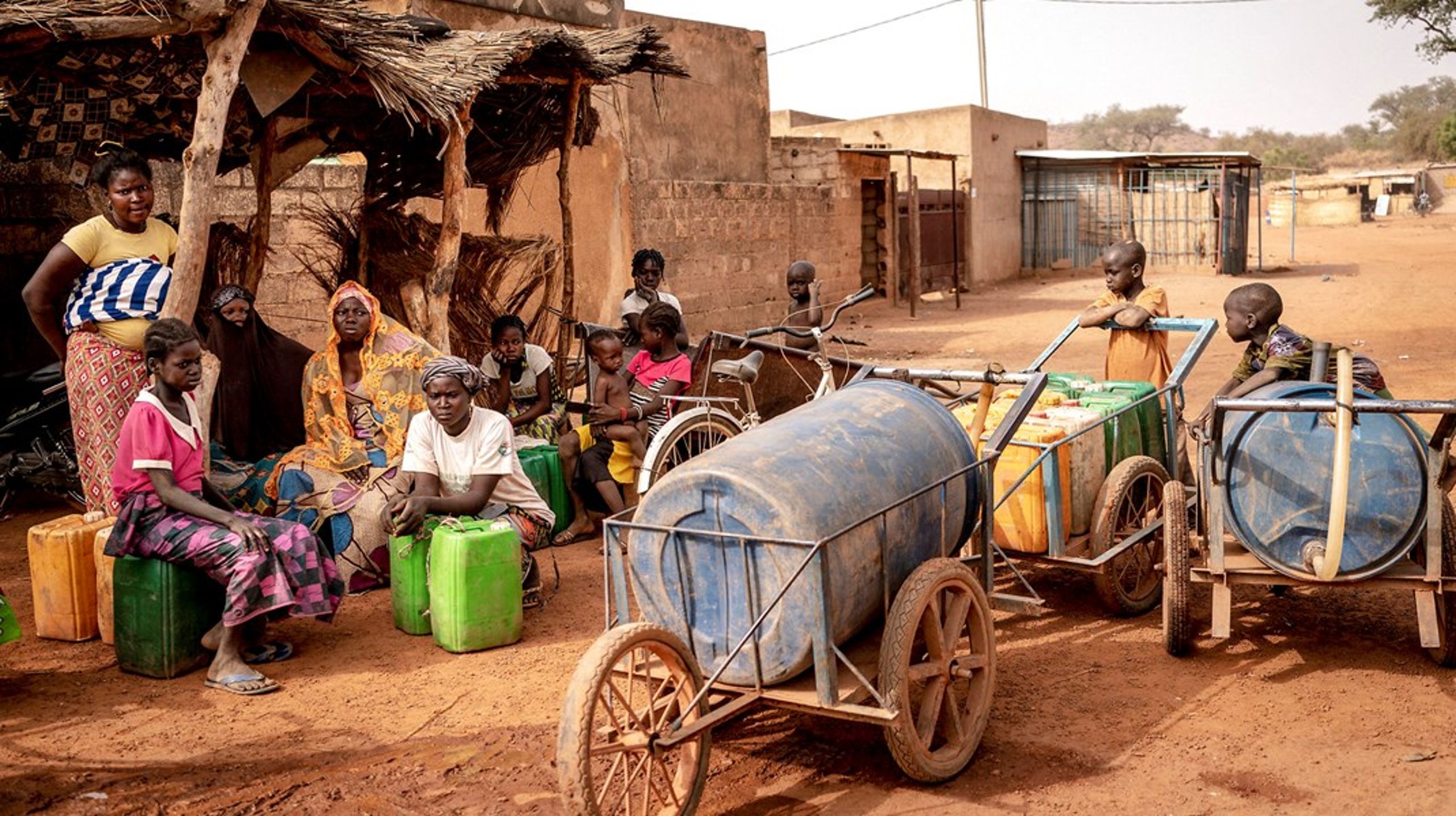 Lokale henter vand ved en danskstøttet drikkevandsforsyning drevet af en lokal kvinde i Kaya, Burkina Faso, en tirsdag i januar 2020.&nbsp;