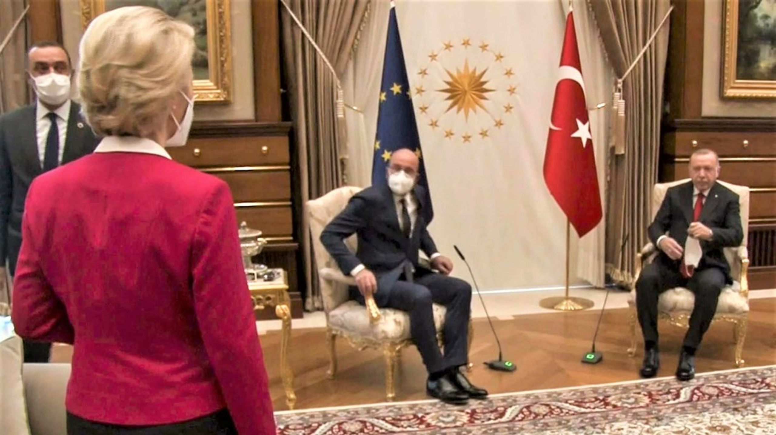 Hrmm...! Videoen fra besøget hos Tyrkiets præsident viser tydeligt Ursula von der Leyens utilfredshed med ikke at få plads sammen med rådsformand Charles Michel.&nbsp;