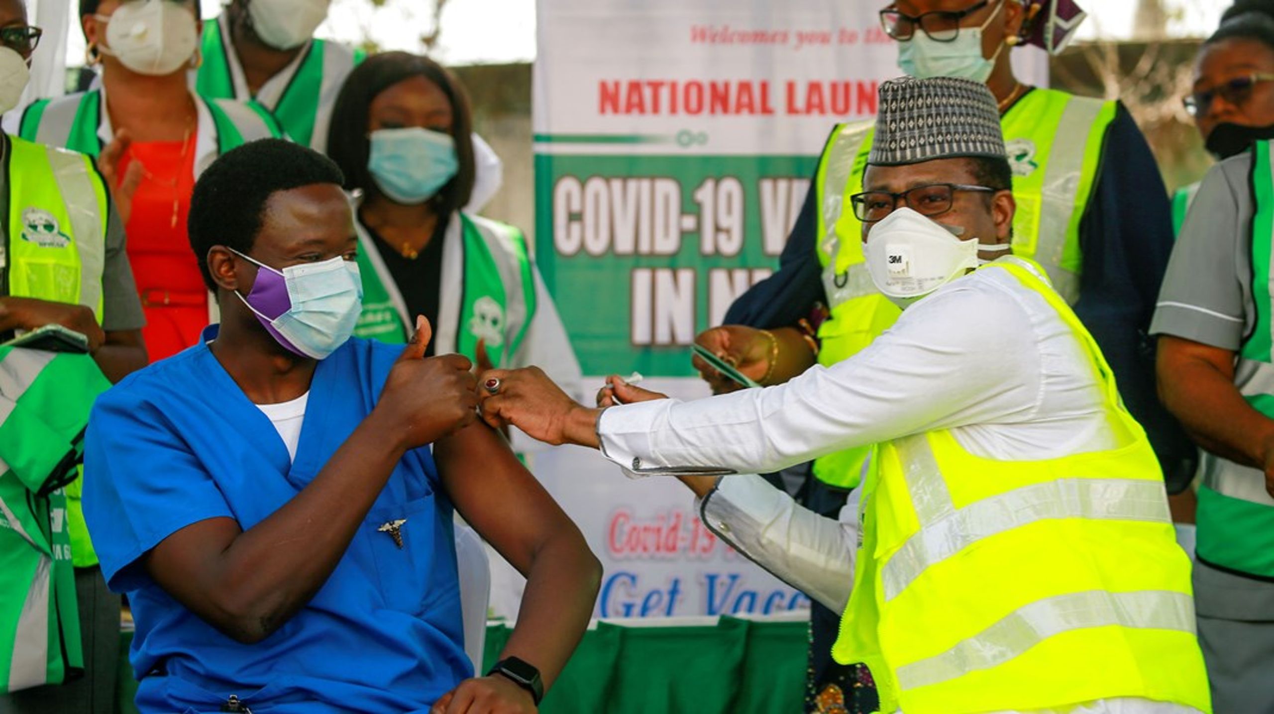 En læge modtager en vaccine mod covid-19 på et hospital i Abuja, Nigeria.<br>