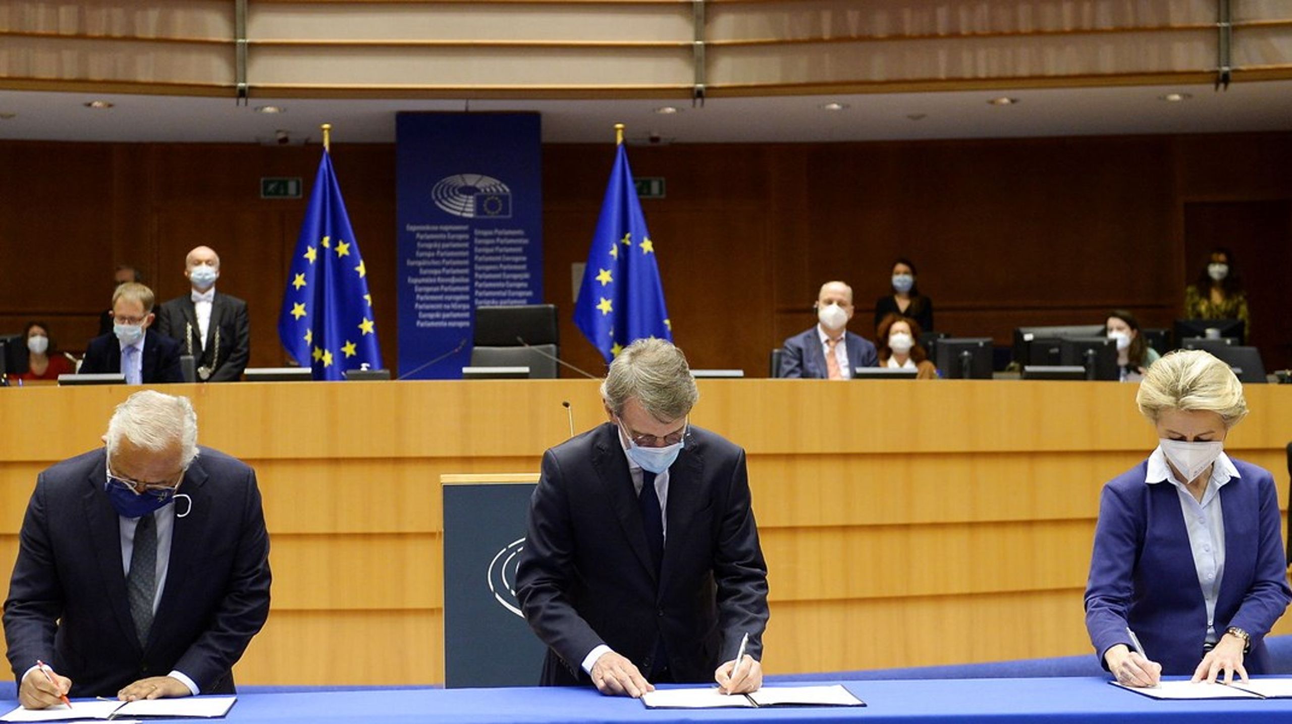 Formændene for henholdsvis EU's Ministerråd, Europa-Parlamentet og EU-Kommissionen underskriver aftalen om den såkaldte Konference om Europas fremtid, der sættes i gang i Bruxelles mandag.